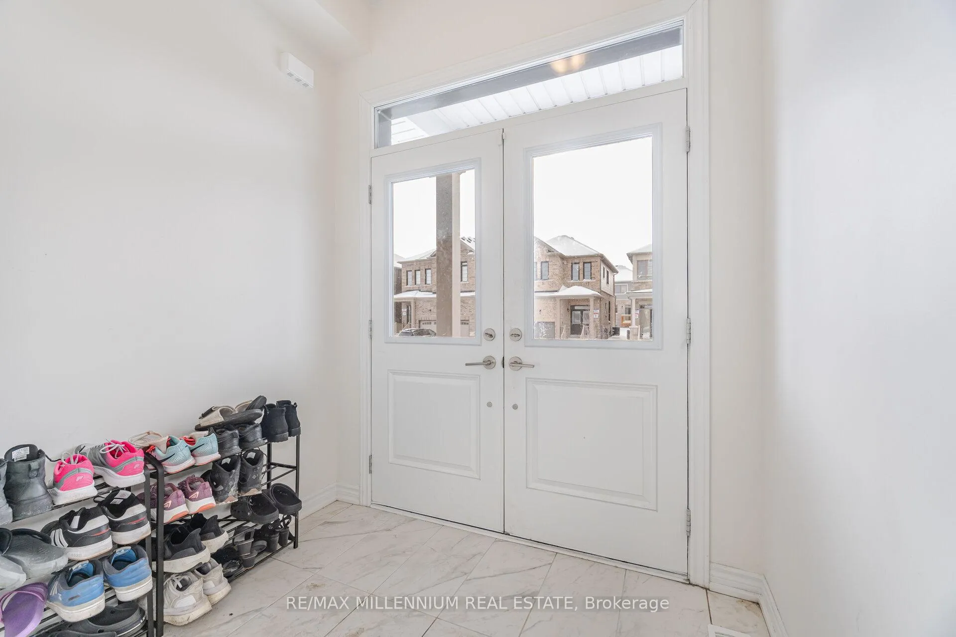 Photo 3 of 71 Gemini Drive, Barrie, Rural Barrie Southeast — HOMEH