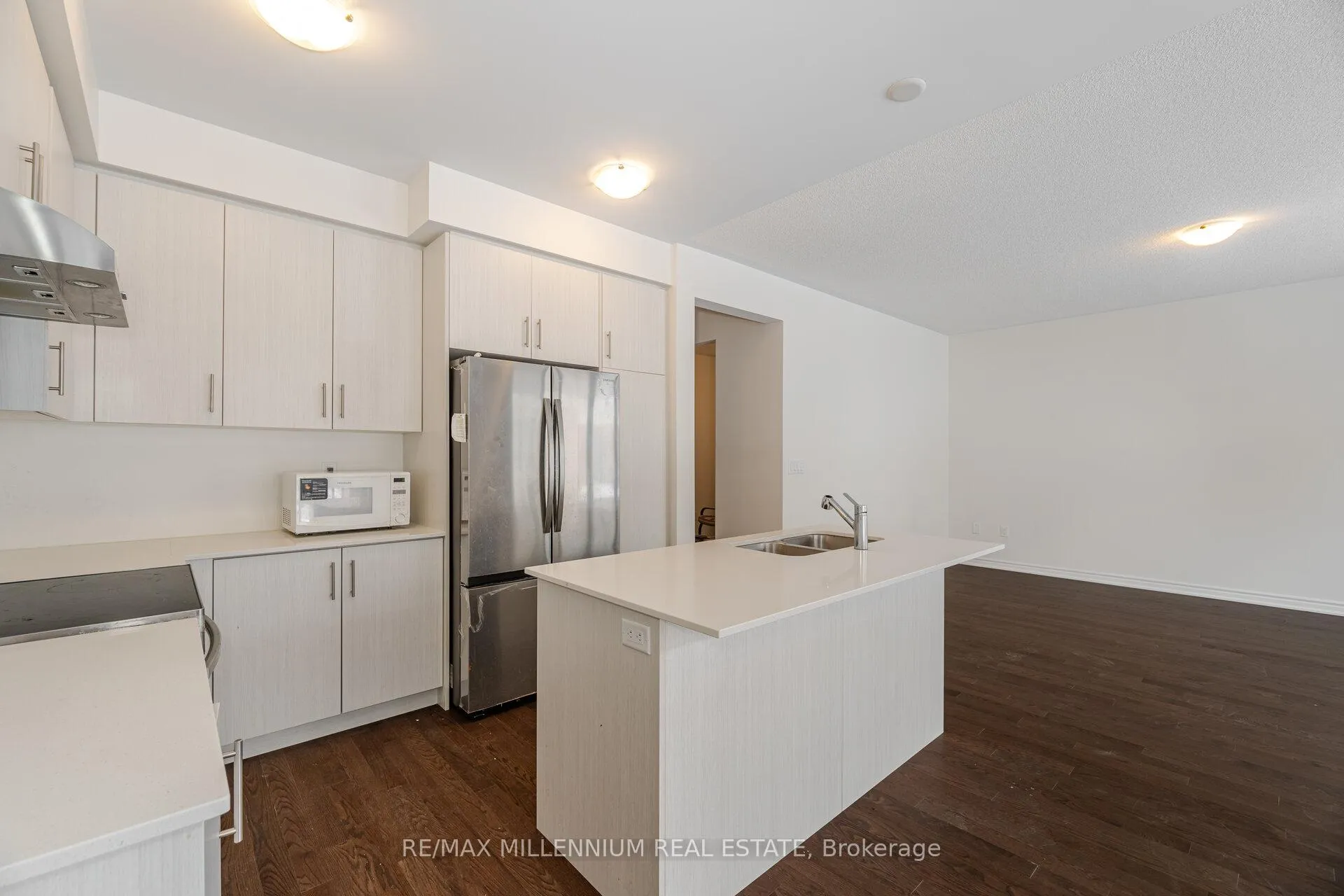 Photo 11 of 71 Gemini Drive, Barrie, Rural Barrie Southeast — HOMEH