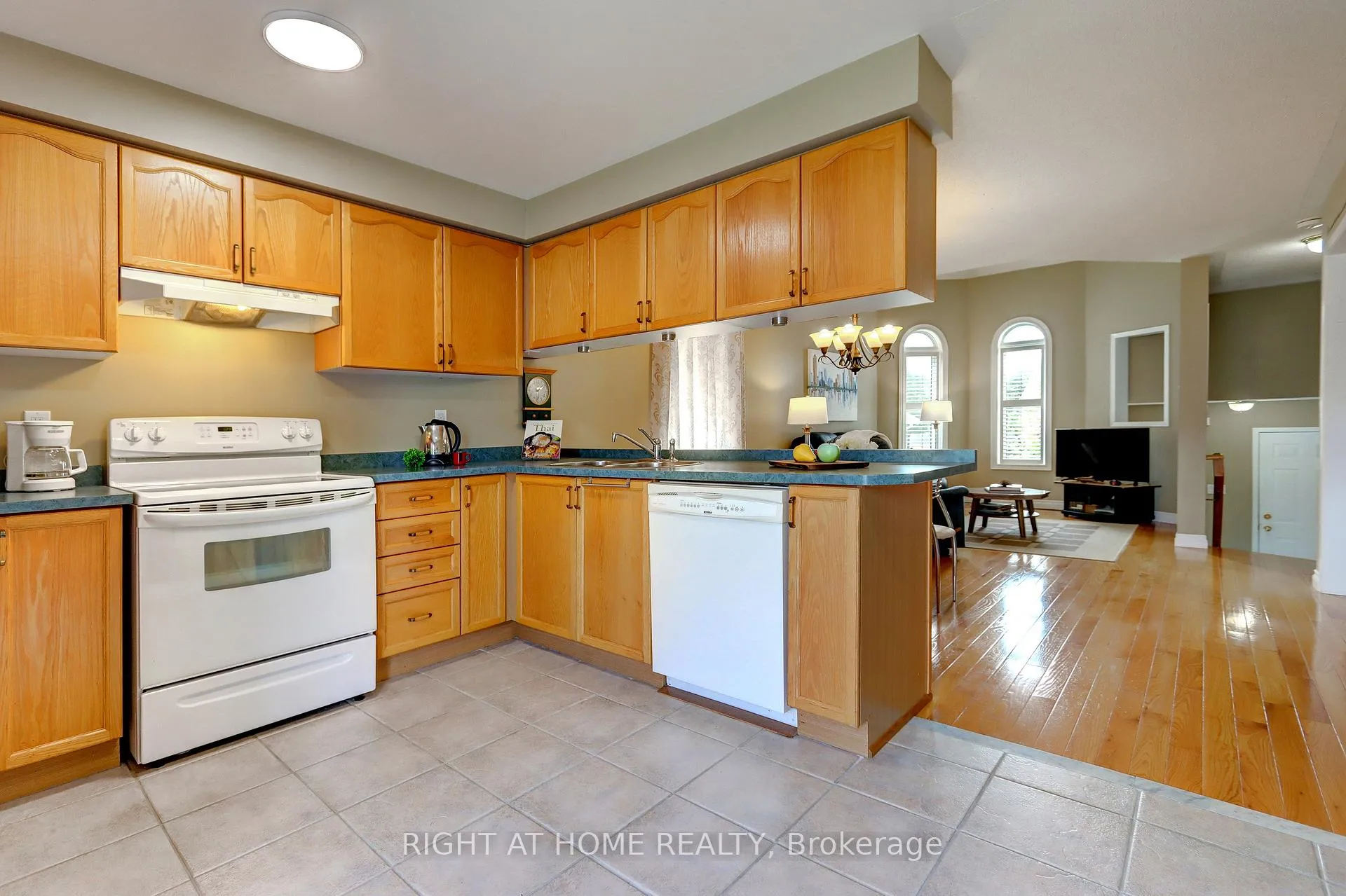 Photo 15 of 24 Huffmann Drive, Halton Hills, Georgetown — HOMEH