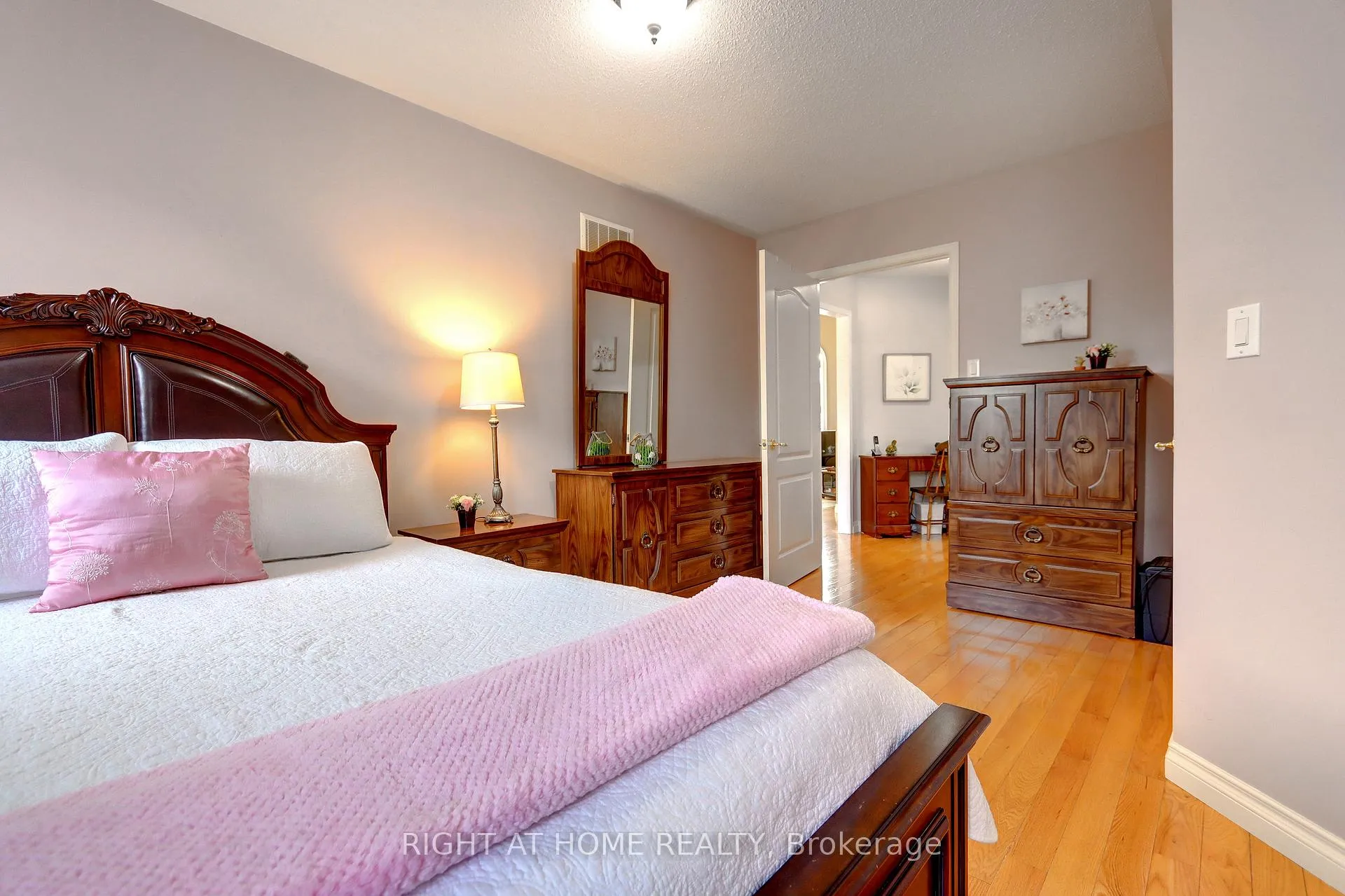 Photo 18 of 24 Huffmann Drive, Halton Hills, Georgetown — HOMEH