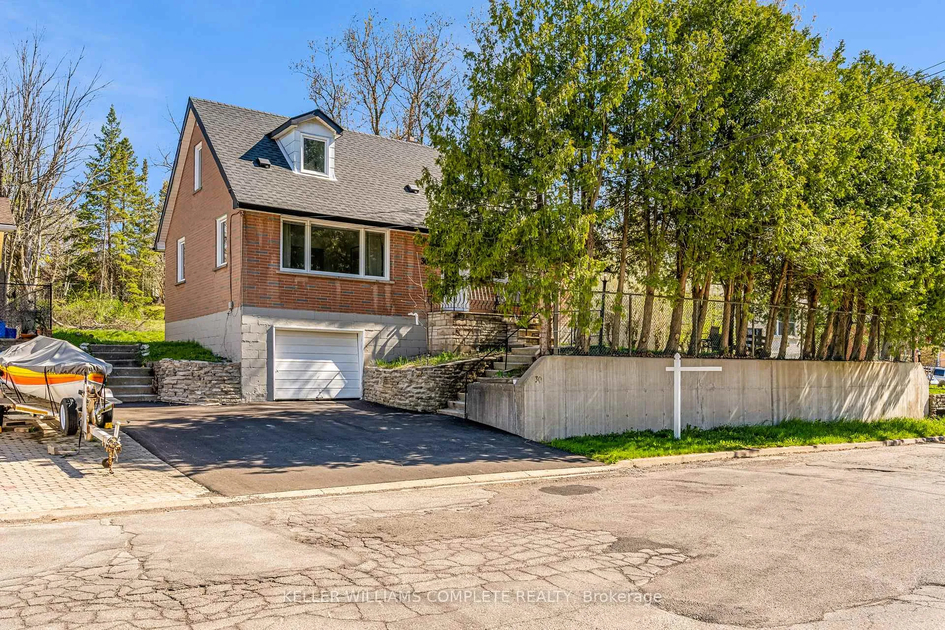 Photo 2 of 30 Ann Street, Hamilton, Dundas — HOMEH