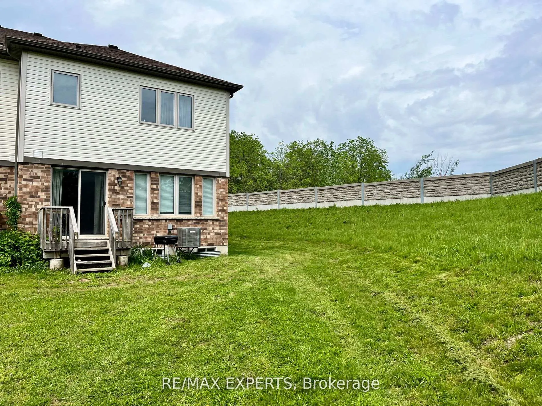 Photo 3 of Unit 14, 420 Linden Drive, Cambridge, Preston Heights — HOMEH