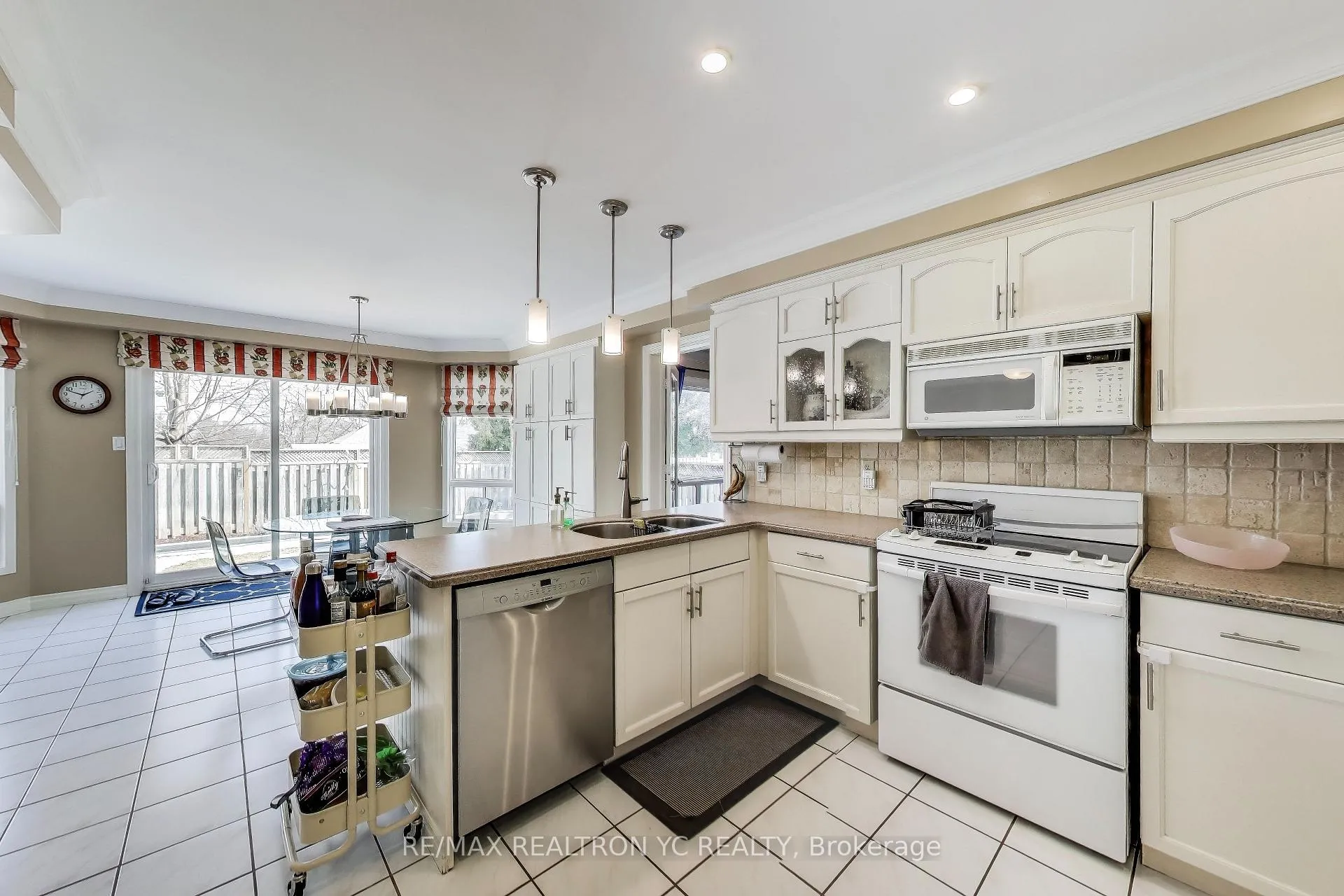 Photo 6 of 896 Darwin Drive, Pickering, Dunbarton — HOMEH