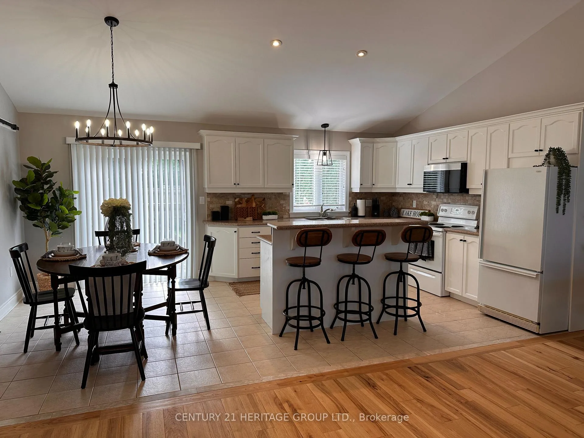 Photo 7 of 943A Lake Drive N, Georgina, Historic Lakeshore Communities — HOMEH