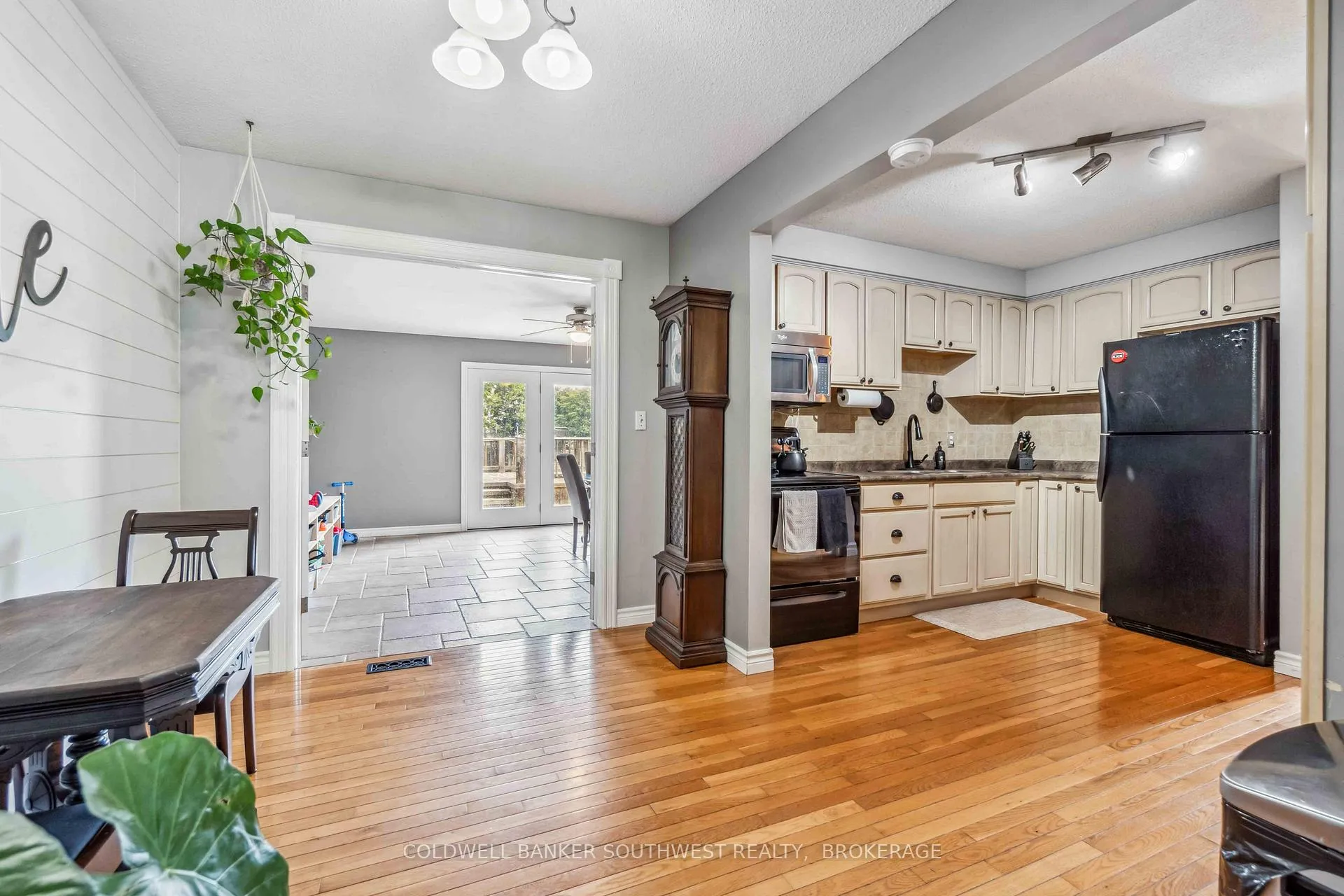 Photo 5 of 146 Emi Avenue, St. Clair — HOMEH