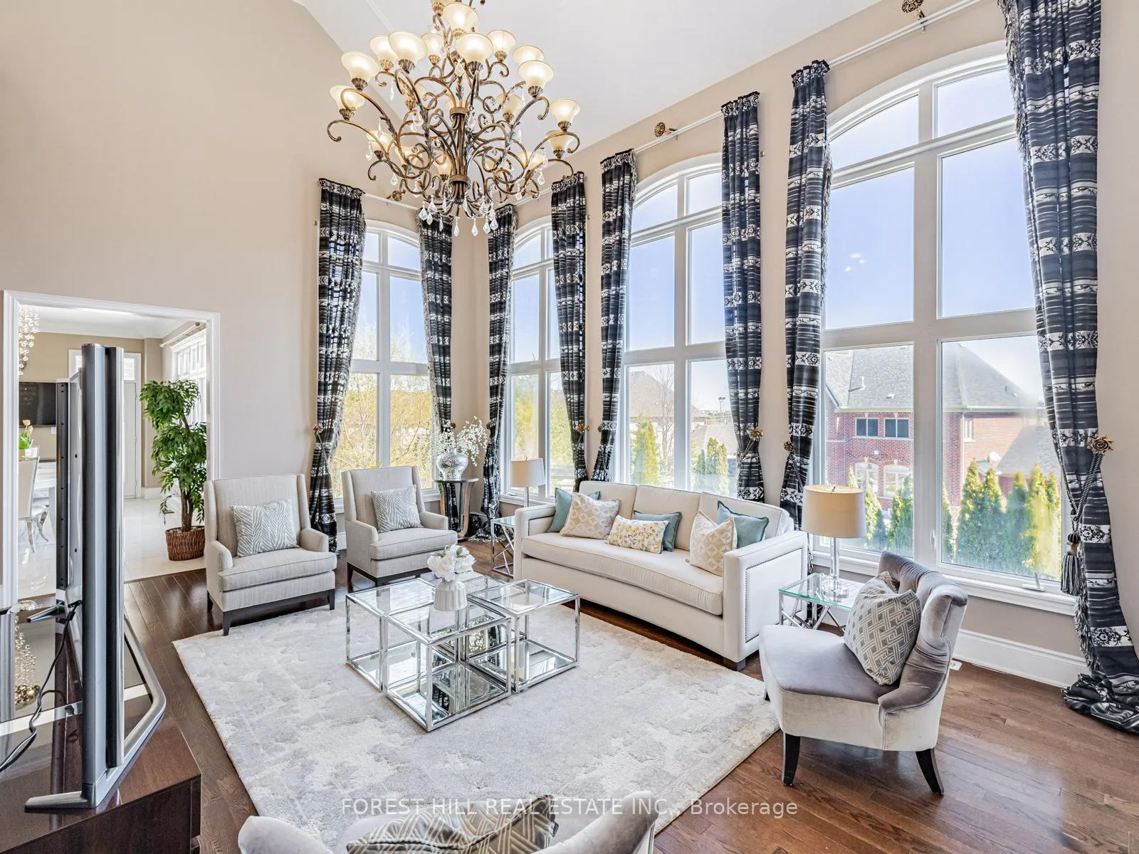 Photo 9 of 22 Longthrope Court, Aurora, Bayview Southeast — HOMEH