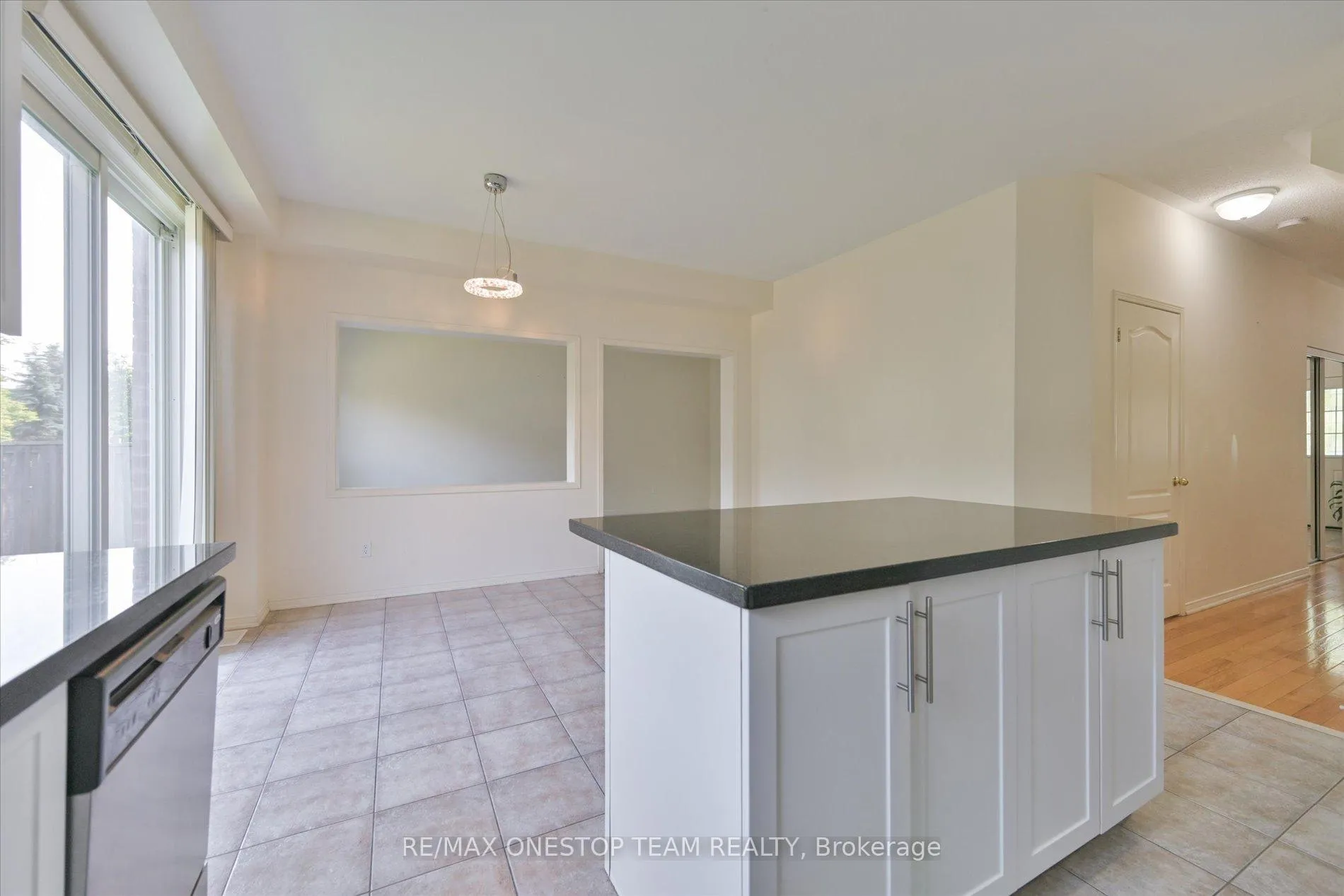 Photo 9 of 98 Northern Dancer Drive, Oshawa, Windfields — HOMEH