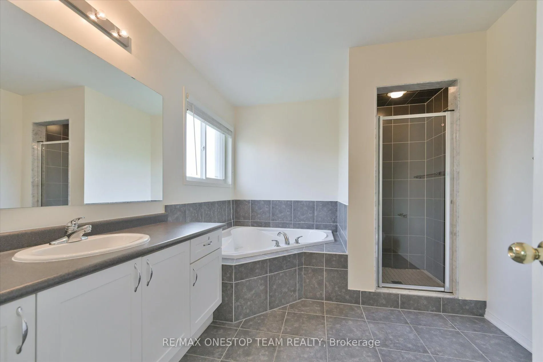 Photo 24 of 98 Northern Dancer Drive, Oshawa, Windfields — HOMEH