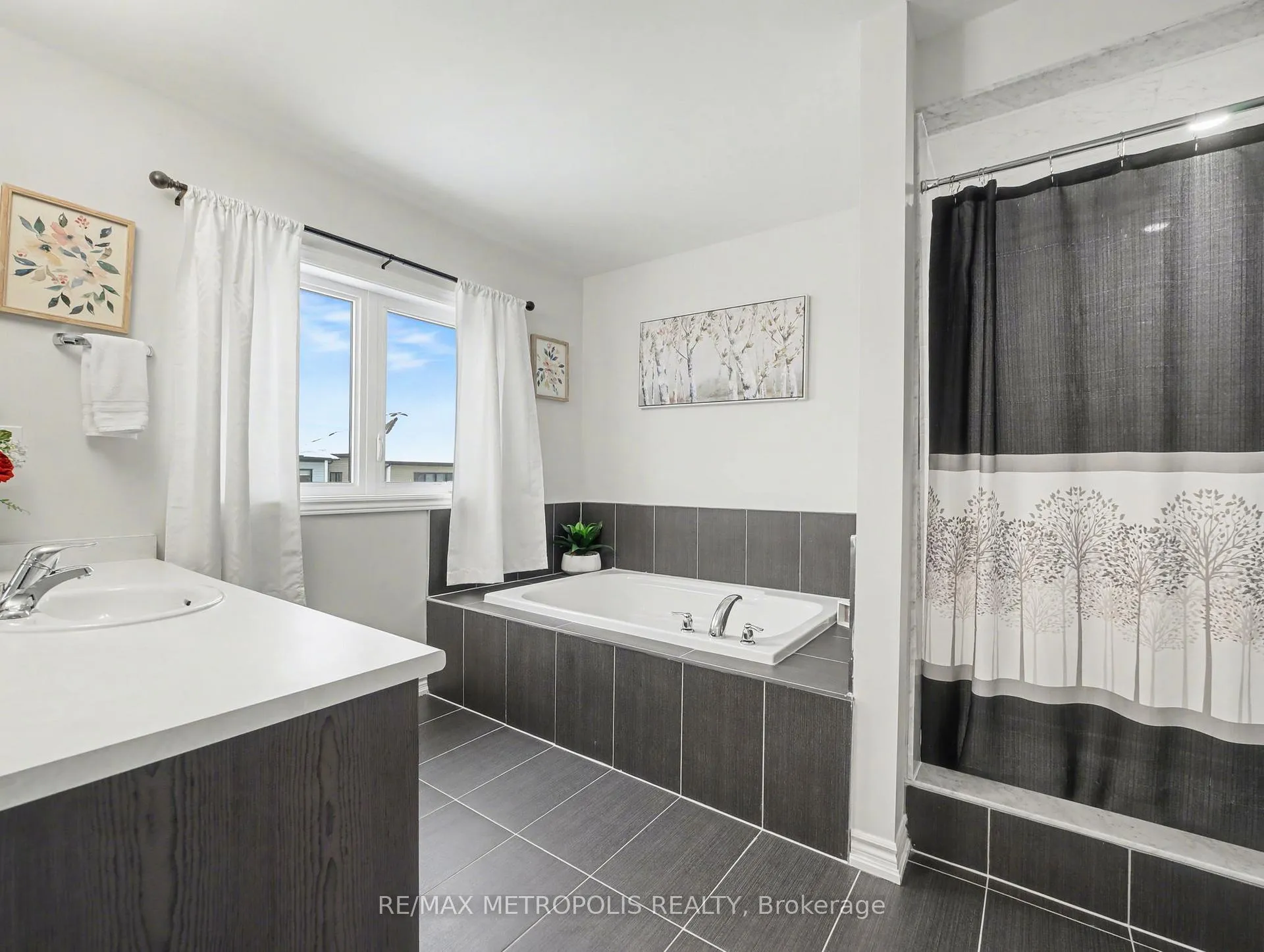 Photo 24 of 9 Frontier Drive, Thorold, Rolling Meadows — HOMEH