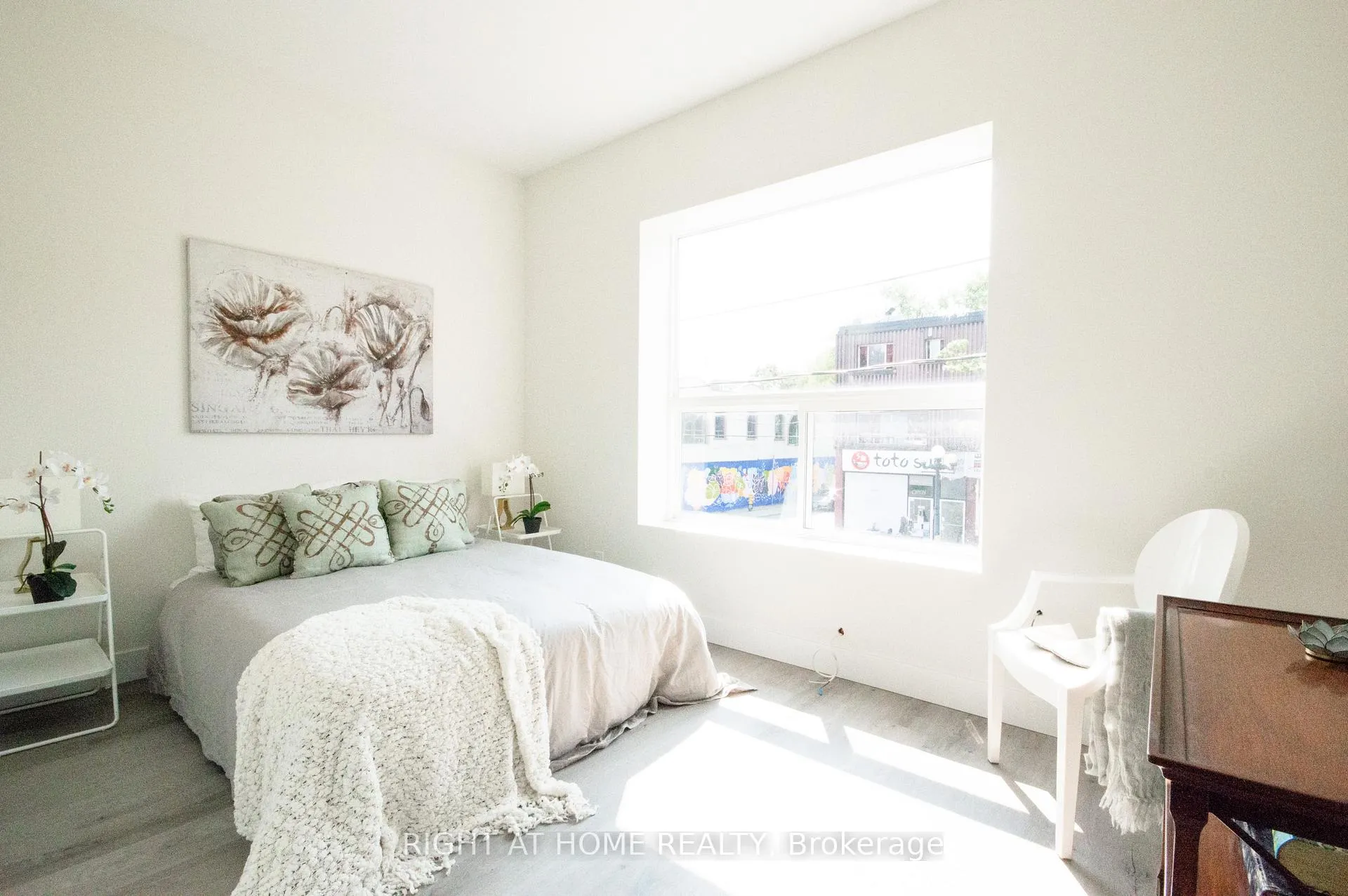 Photo 6 of 1448 Gerrard Street E, Toronto, Greenwood-Coxwell — HOMEH