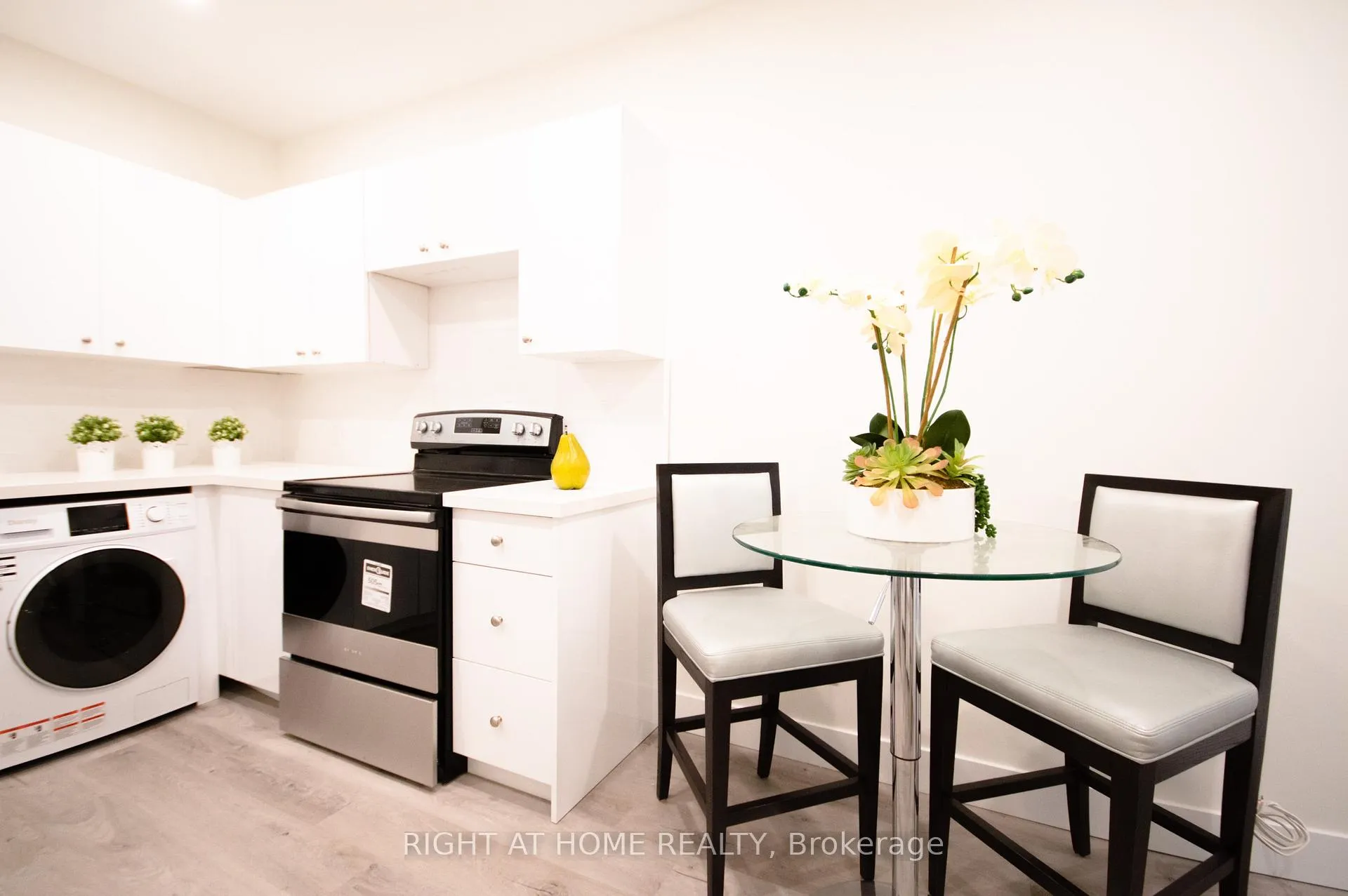 Photo 8 of 1448 Gerrard Street E, Toronto, Greenwood-Coxwell — HOMEH