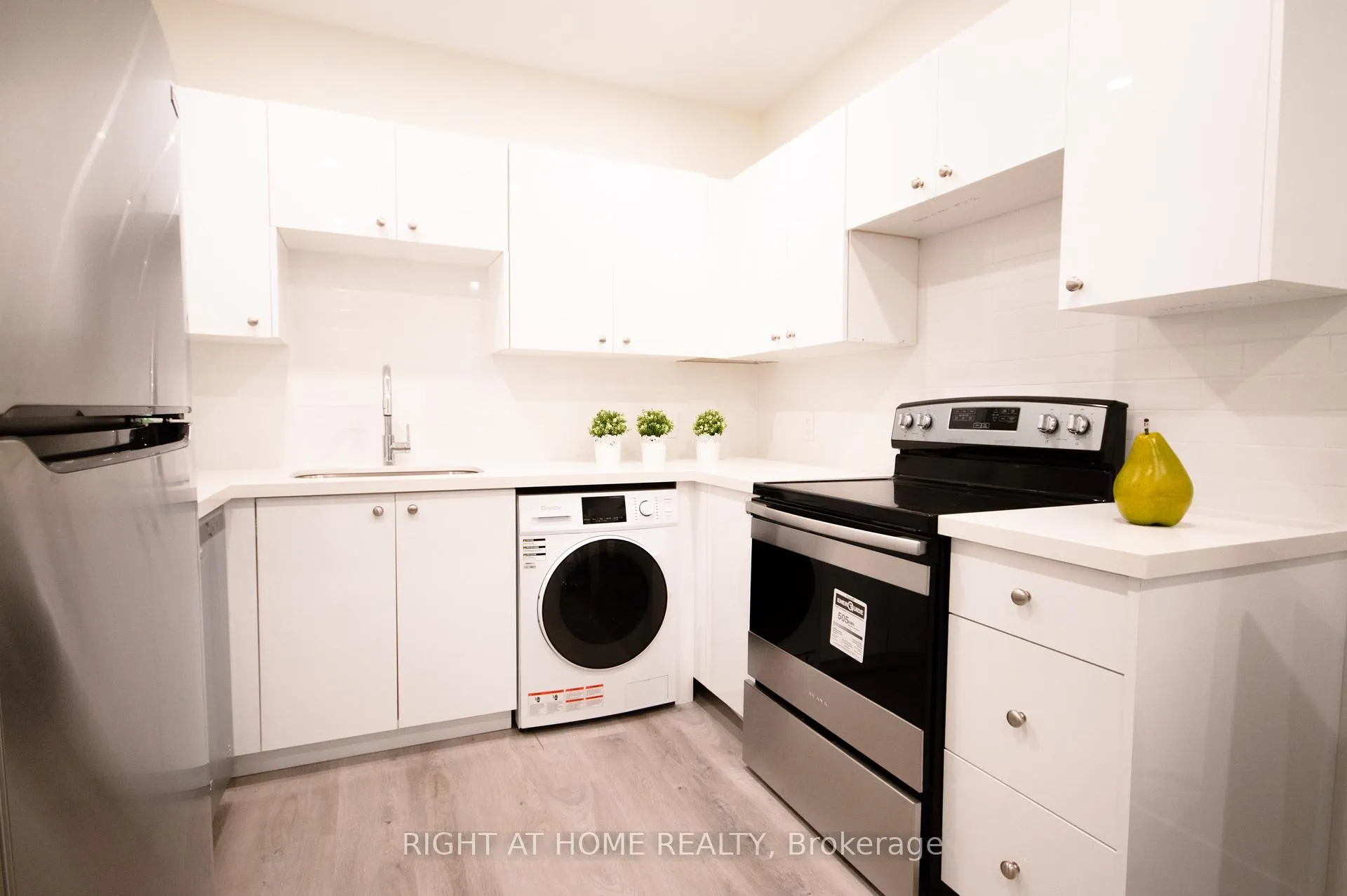 Photo 9 of 1448 Gerrard Street E, Toronto, Greenwood-Coxwell — HOMEH