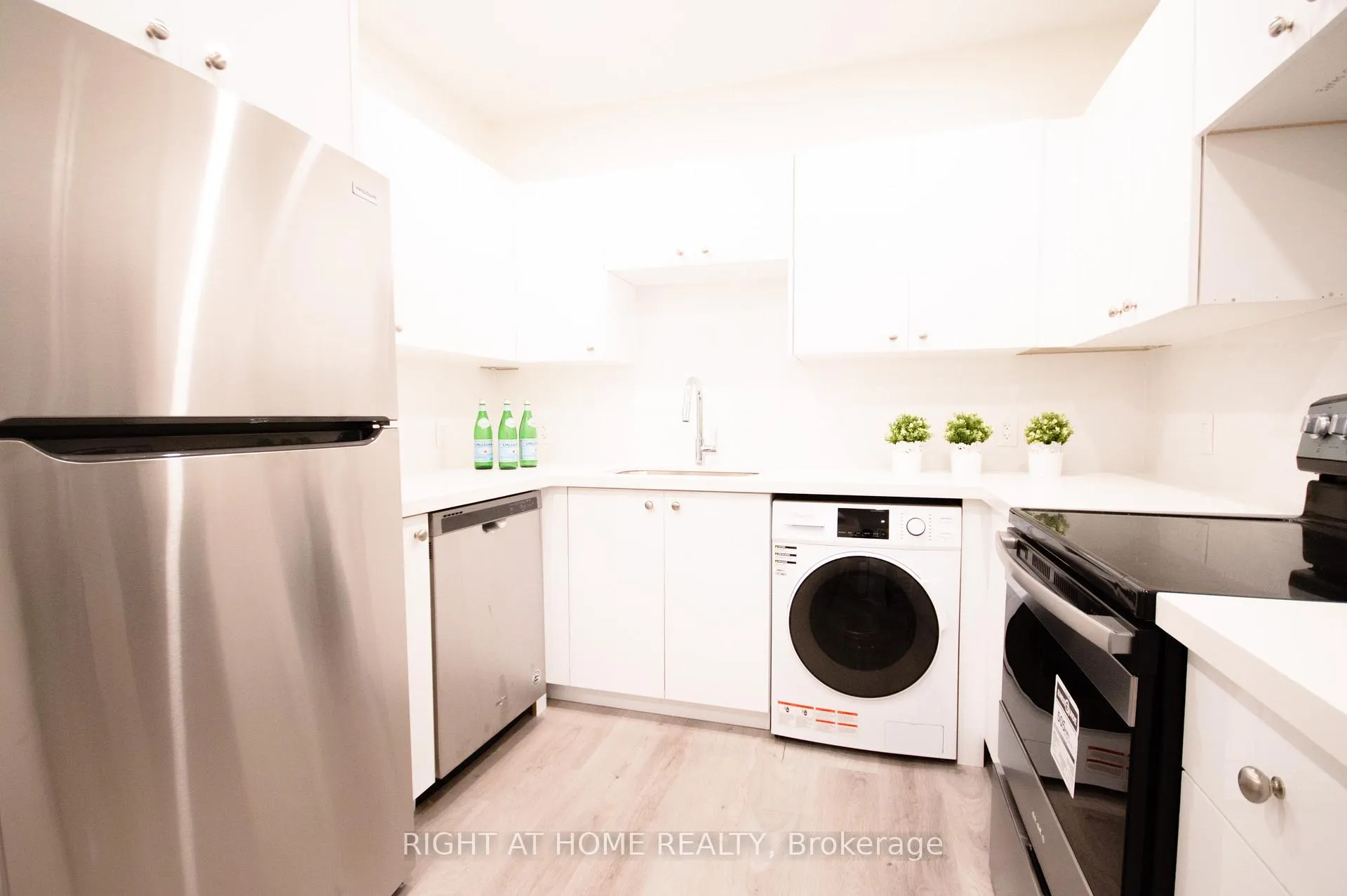 Photo 10 of 1448 Gerrard Street E, Toronto, Greenwood-Coxwell — HOMEH