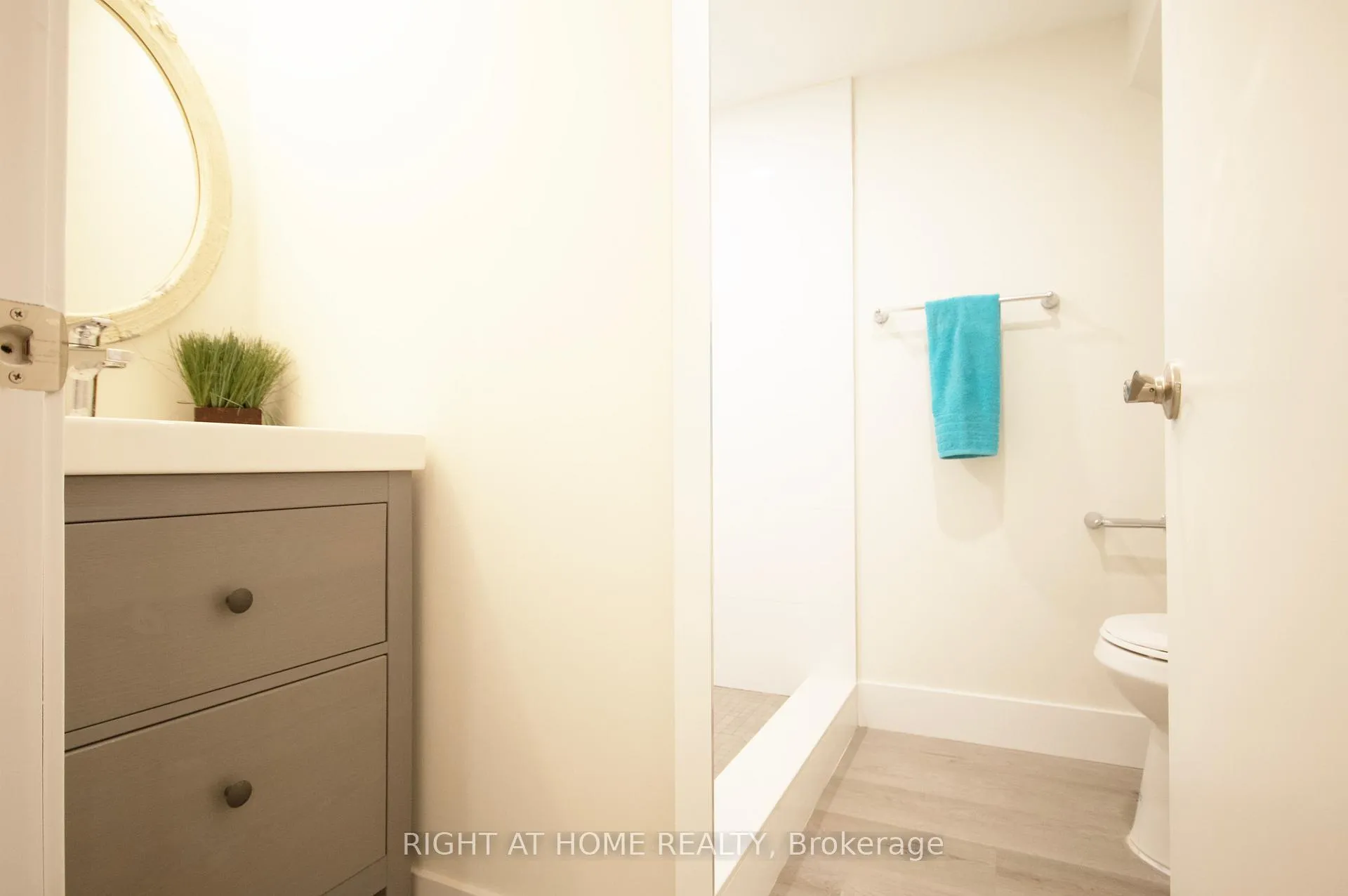 Photo 26 of 1448 Gerrard Street E, Toronto, Greenwood-Coxwell — HOMEH