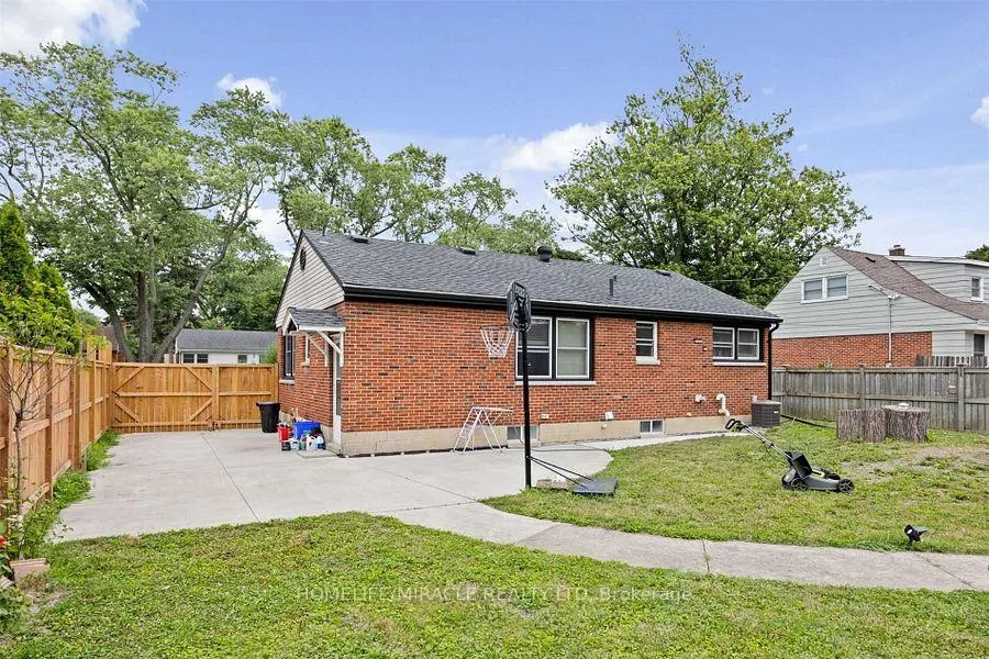 Photo 2 of 3095 Morris Drive, Windsor — HOMEH