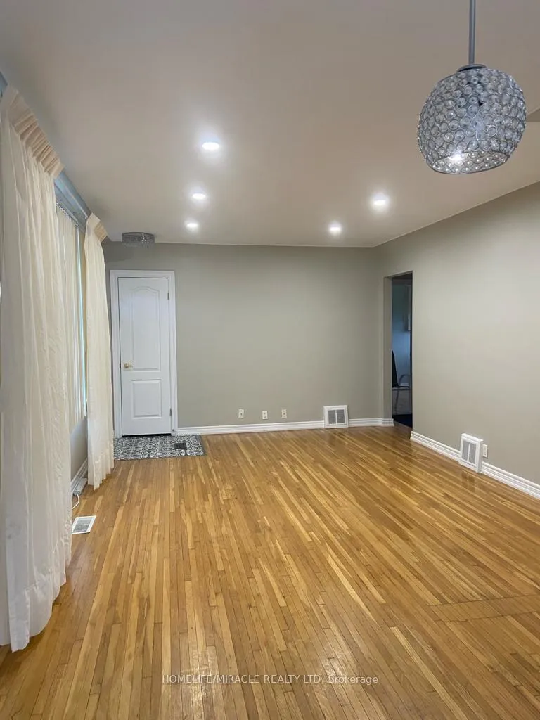 Photo 9 of 3095 Morris Drive, Windsor — HOMEH