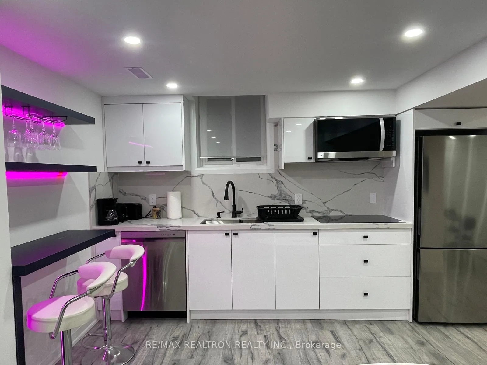 Photo 2 of Unit Bsmnt A, 264 Murray Drive, Aurora, Aurora Village — HOMEH