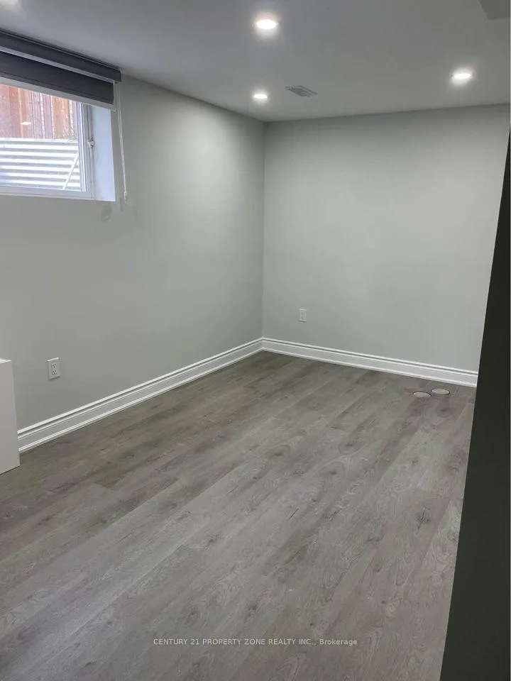 Photo 5 of 697 Layton Court, Pickering, West Shore — HOMEH