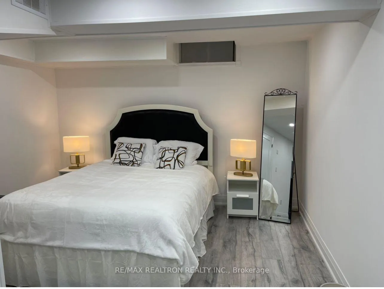 Photo 5 of Unit Bs,mt B, 264 Murray Drive, Aurora, Aurora Village — HOMEH