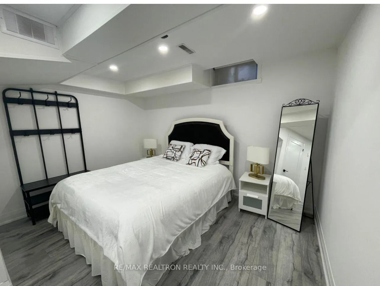 Photo 6 of Unit Bs,mt B, 264 Murray Drive, Aurora, Aurora Village — HOMEH
