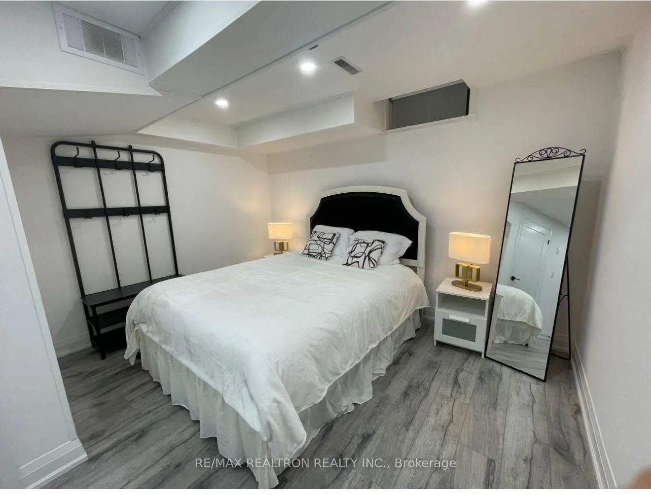 Photo 7 of Unit Bs,mt B, 264 Murray Drive, Aurora, Aurora Village — HOMEH
