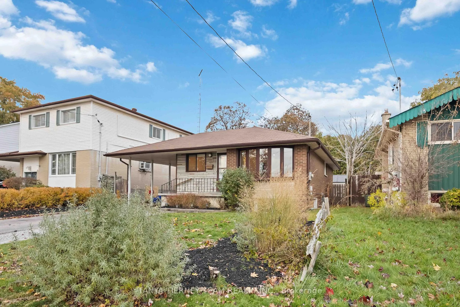 Photo 2 of 117 Keewatin Street S, Oshawa, Donevan — HOMEH