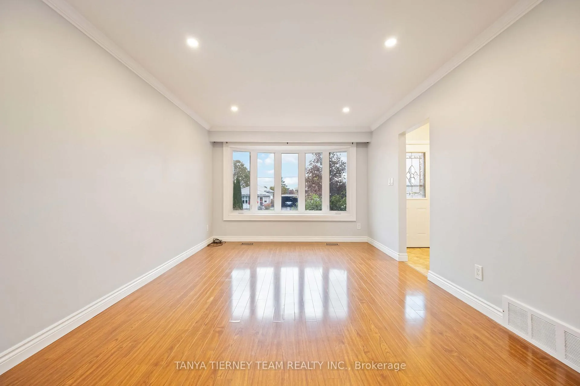 Photo 7 of 117 Keewatin Street S, Oshawa, Donevan — HOMEH