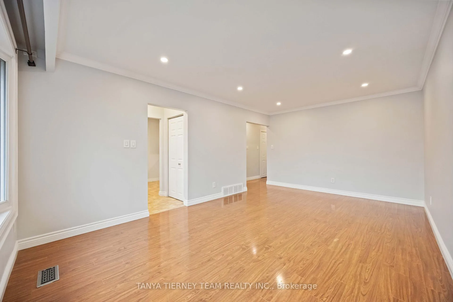Photo 8 of 117 Keewatin Street S, Oshawa, Donevan — HOMEH