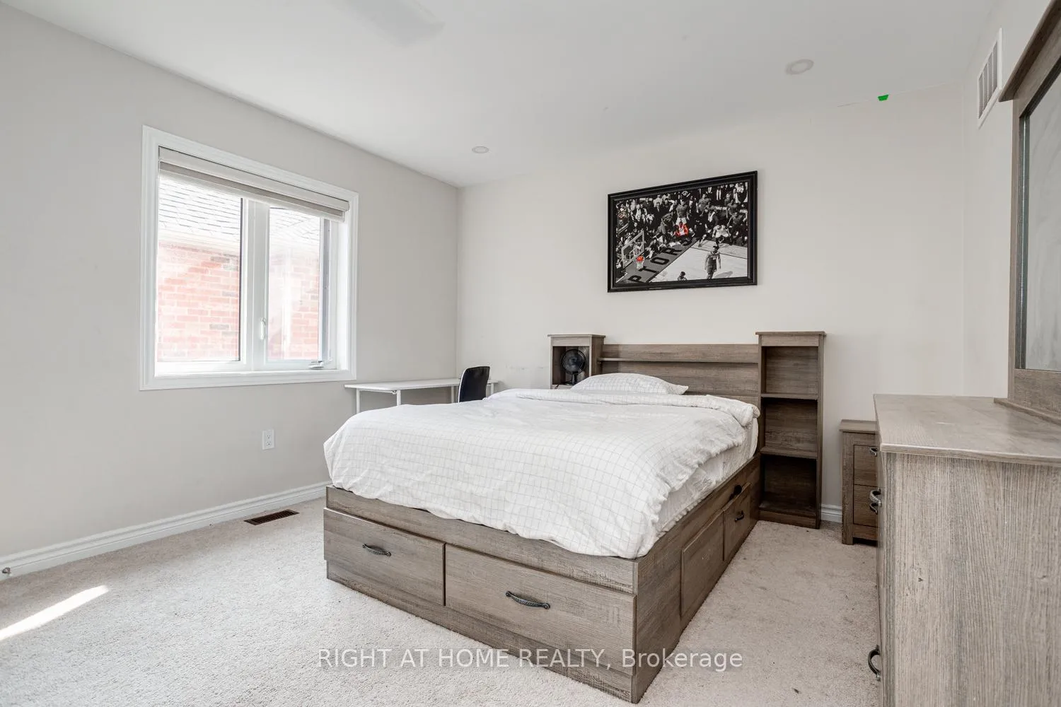 Photo 3 of 243 Northglen Boulevard N, Clarington, Bowmanville — HOMEH