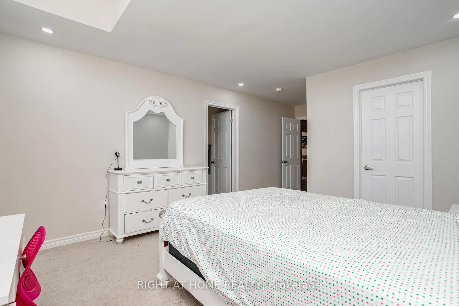 Photo 7 of 243 Northglen Boulevard N, Clarington, Bowmanville — HOMEH