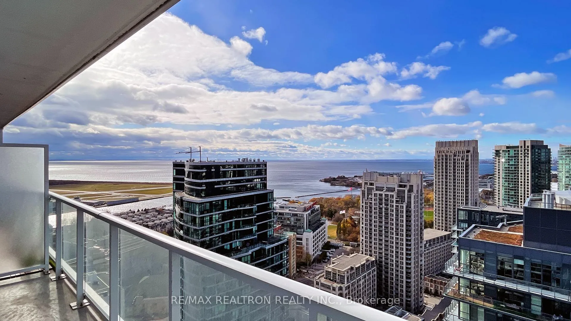 Photo 3 of Unit 3902, 19 Bathurst Street, Toronto, Waterfront Communities — HOMEH