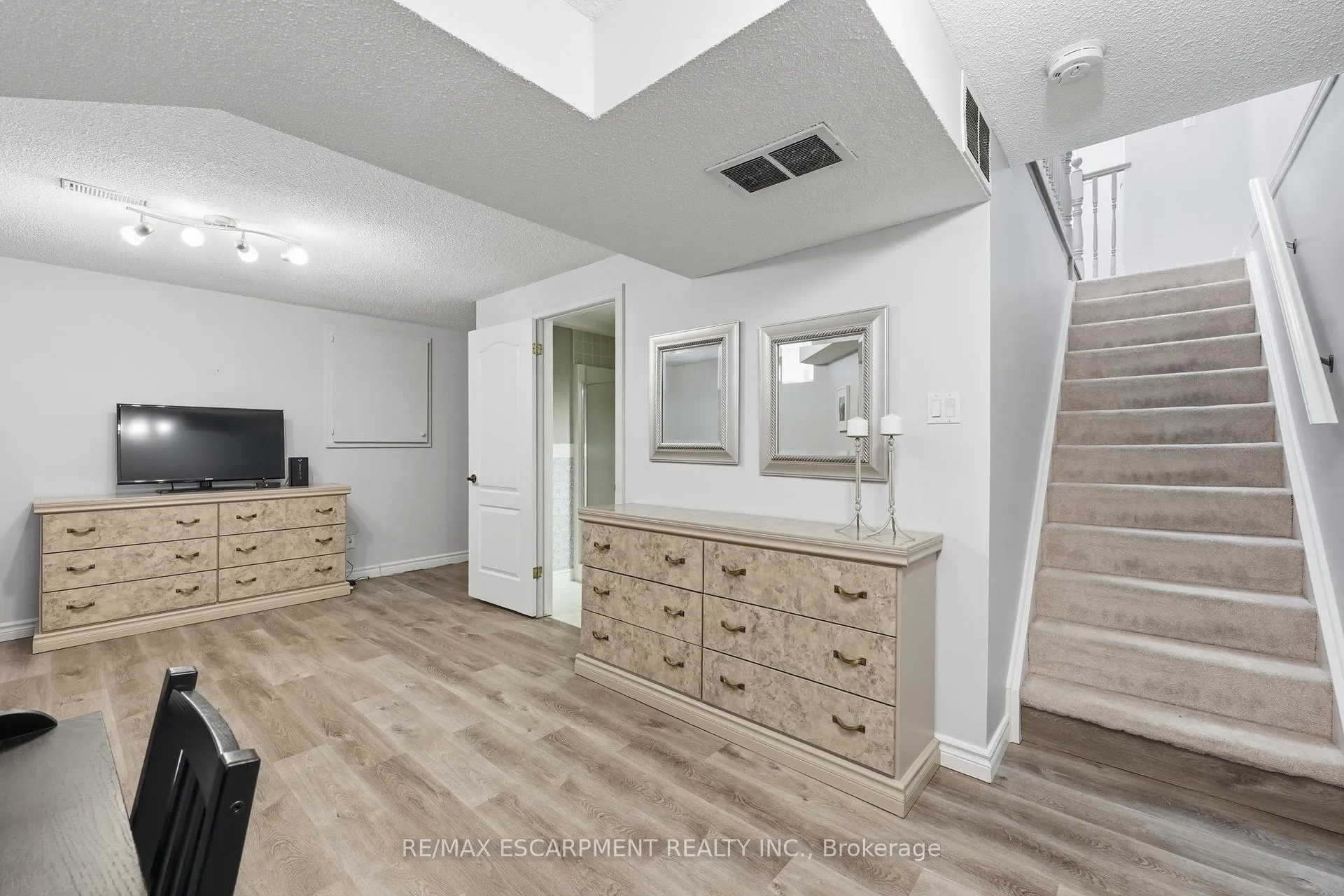 Photo 19 of 175 Fiddlers Green Road, Hamilton, Ancaster — HOMEH