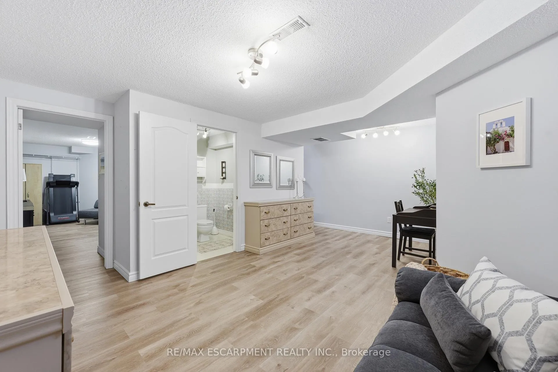 Photo 21 of 175 Fiddlers Green Road, Hamilton, Ancaster — HOMEH