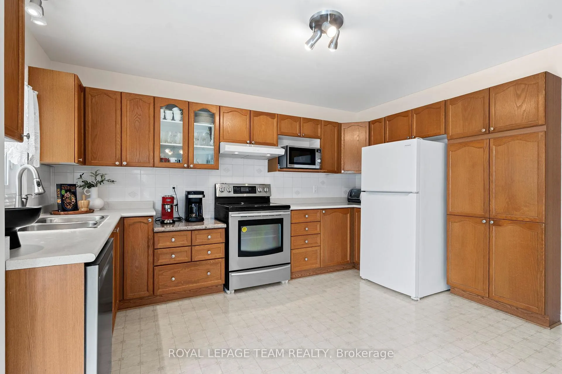 Photo 11 of 27 Avonmore Crescent, Ottawa, Barrhaven East — HOMEH