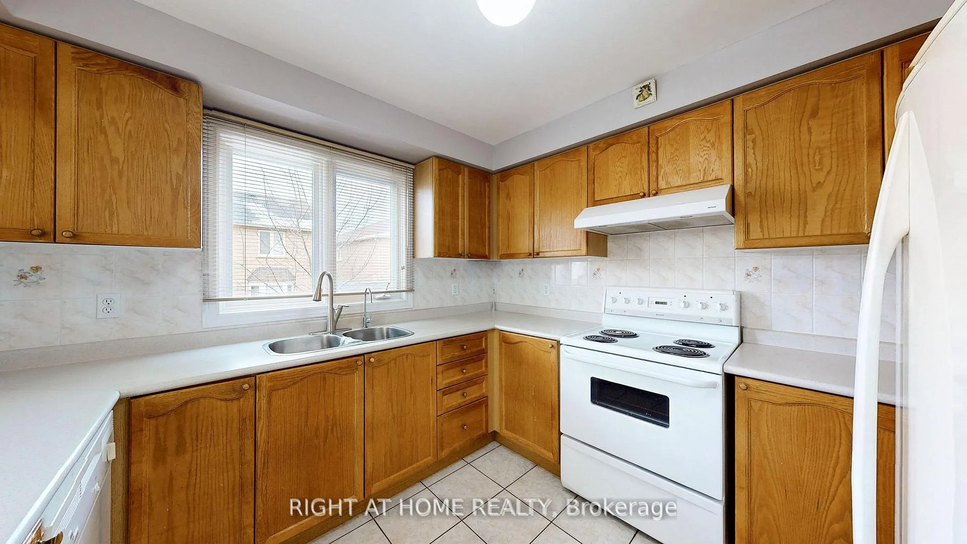Photo 7 of Unit UPPER, 119 Letty Avenue, Brampton, Fletcher's West — HOMEH