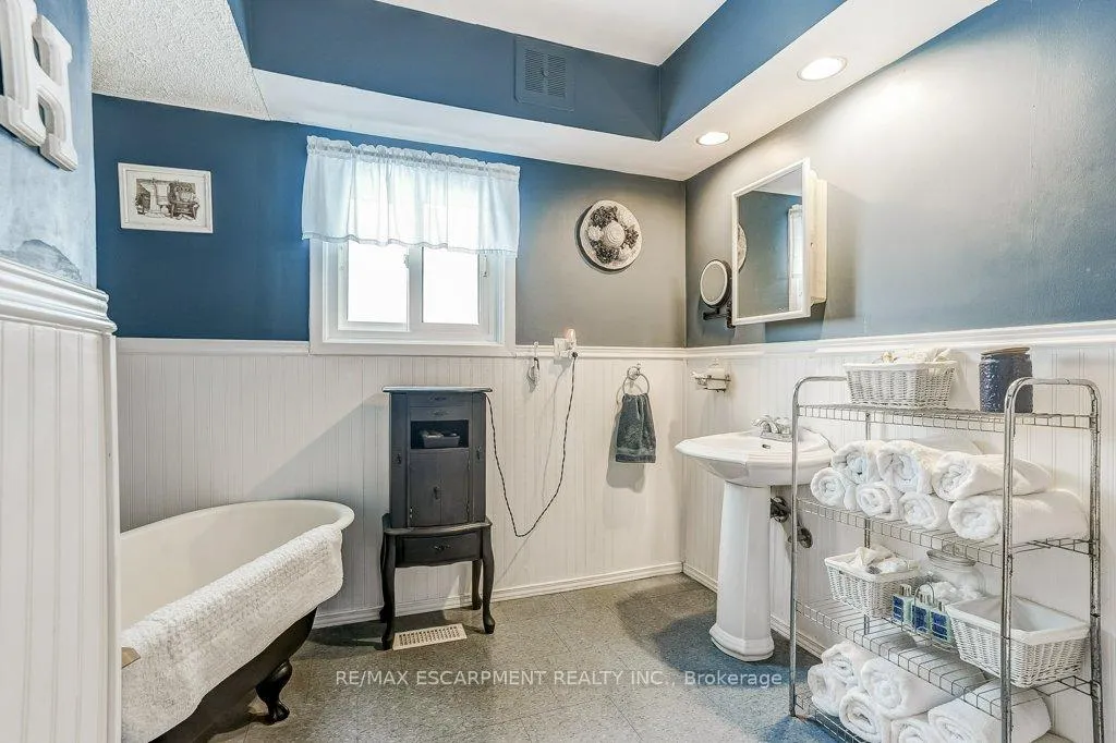 Photo 16 of 9188 Dickenson Road W, Hamilton, Rural Glanbrook — HOMEH