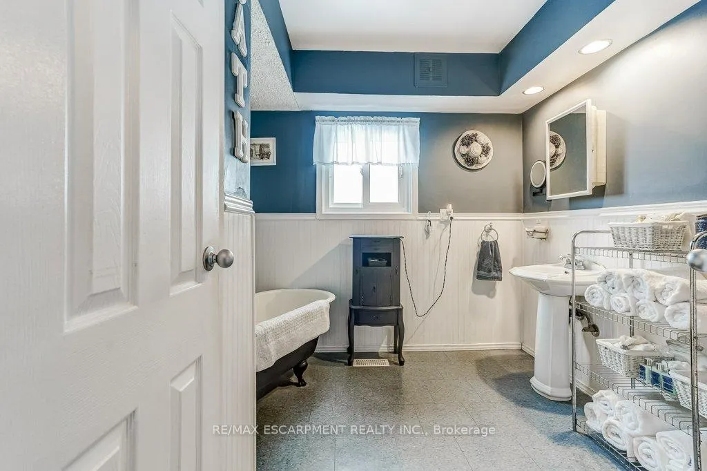Photo 17 of 9188 Dickenson Road W, Hamilton, Rural Glanbrook — HOMEH