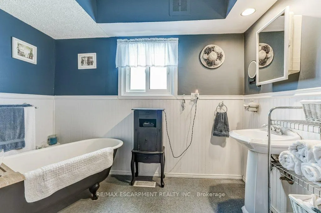 Photo 18 of 9188 Dickenson Road W, Hamilton, Rural Glanbrook — HOMEH