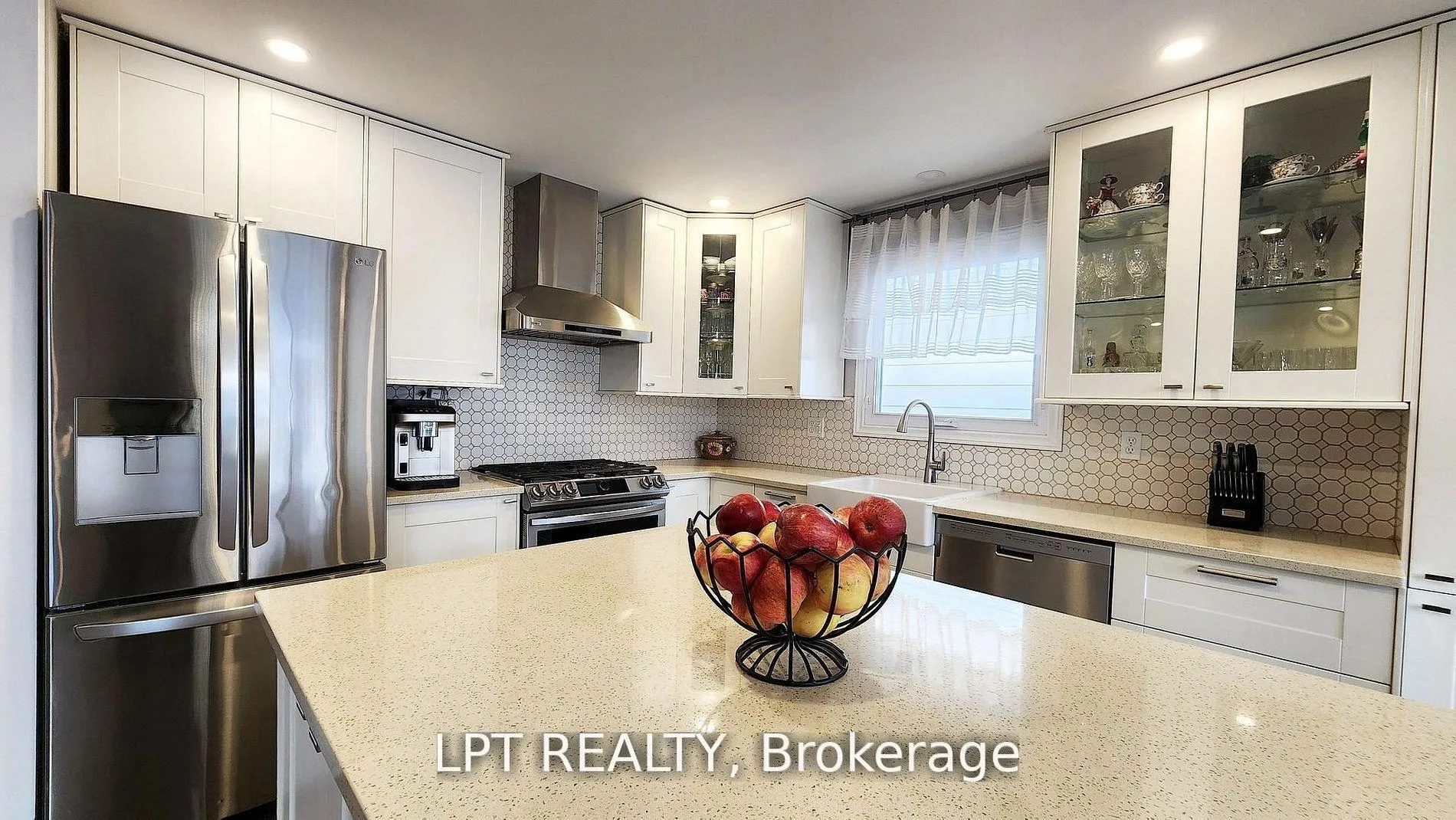 Photo 8 of 48 Maplehurst Crescent, Barrie, Cundles East — HOMEH