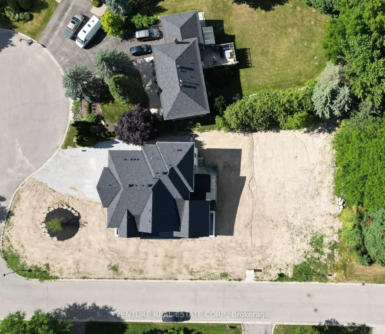 Photo 2 of 118 Moore Park Drive, King, Schomberg — HOMEH