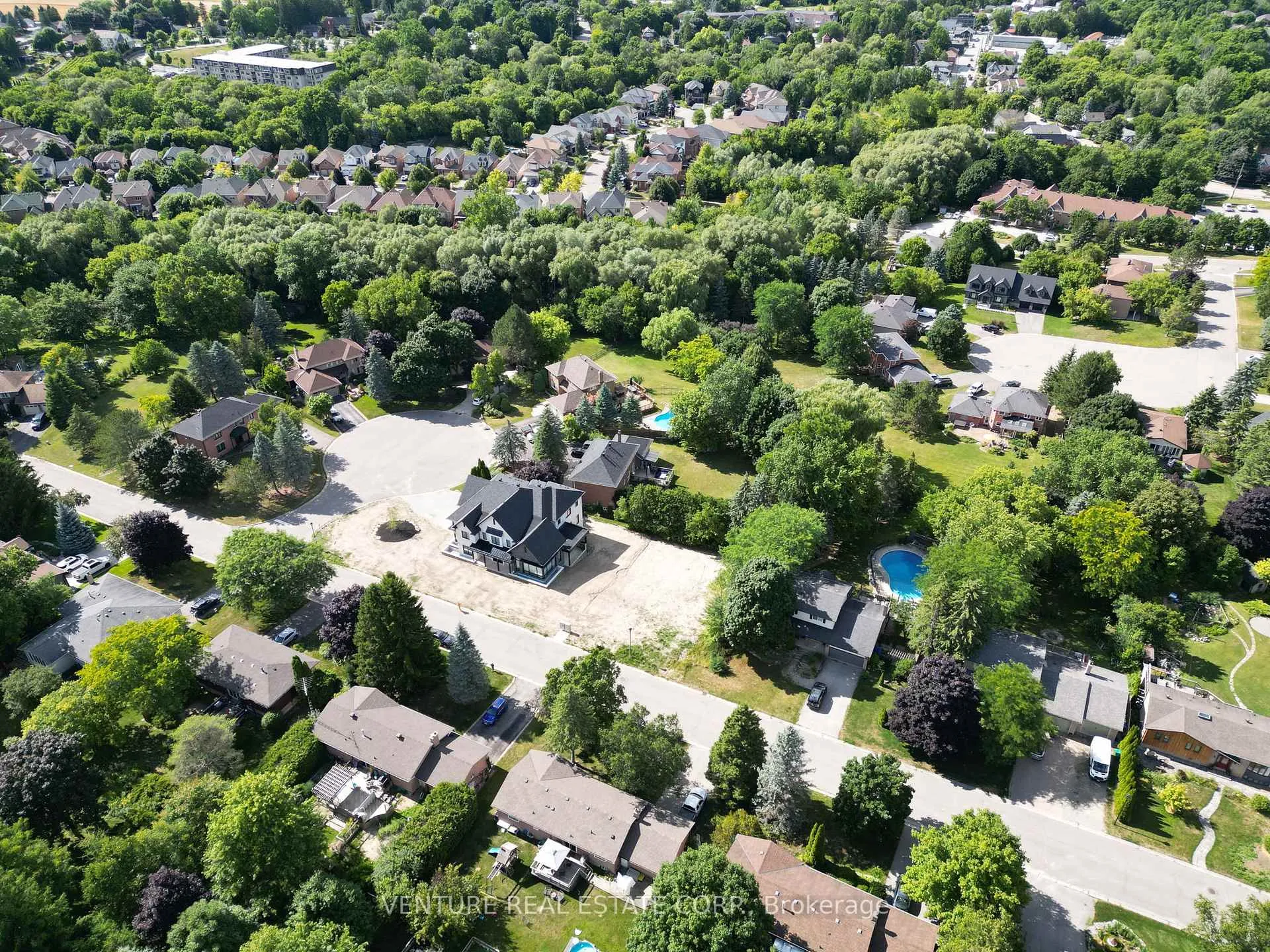 Photo 5 of 118 Moore Park Drive, King, Schomberg — HOMEH