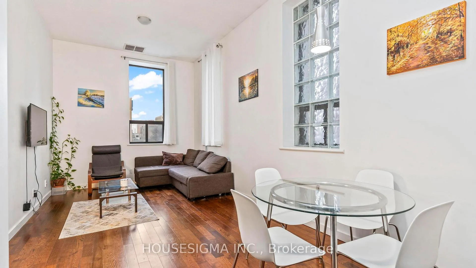 Front of Unit 204, 272 Dundas Street
