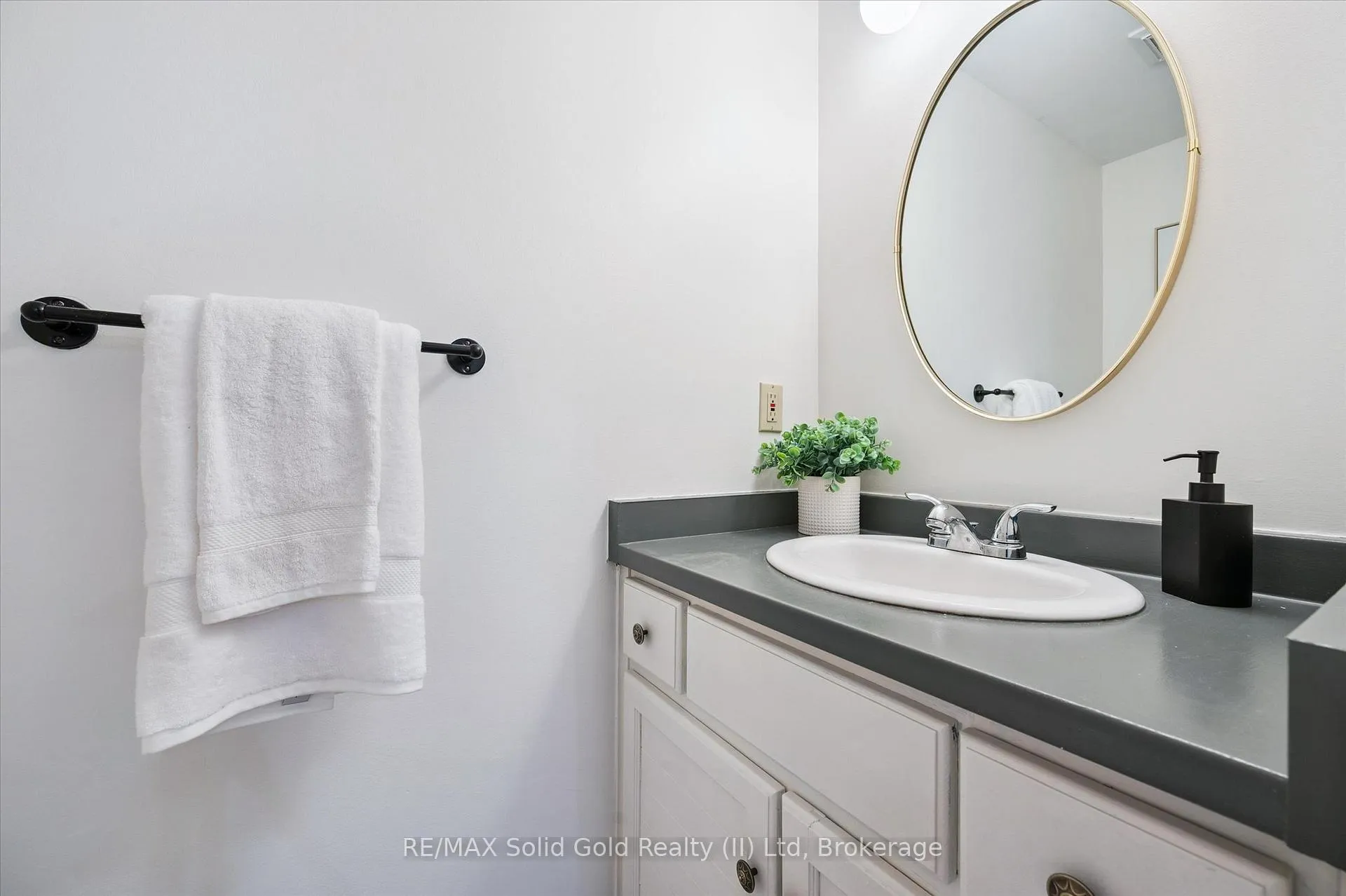 Photo 16 of 4 Northmanor Crescent, Waterloo — HOMEH