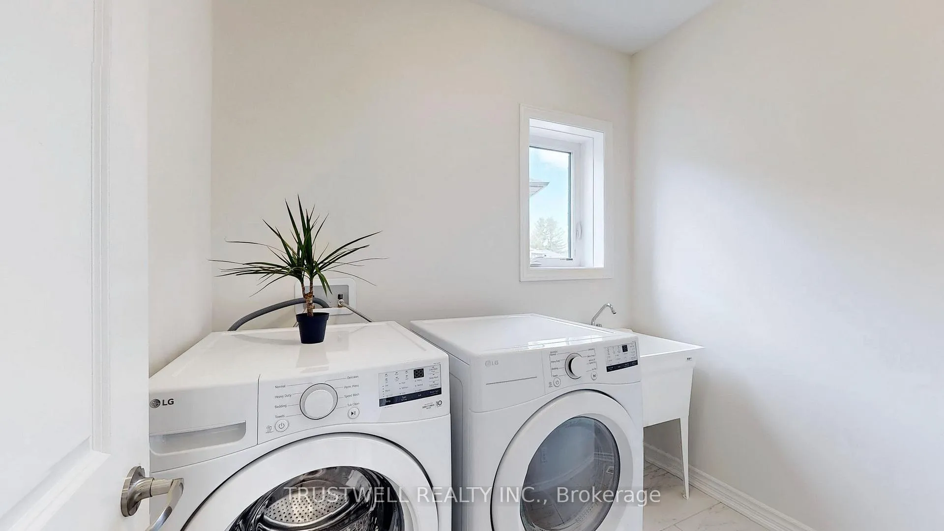 Photo 15 of 178 Rosanne Circle, Wasaga Beach — HOMEH