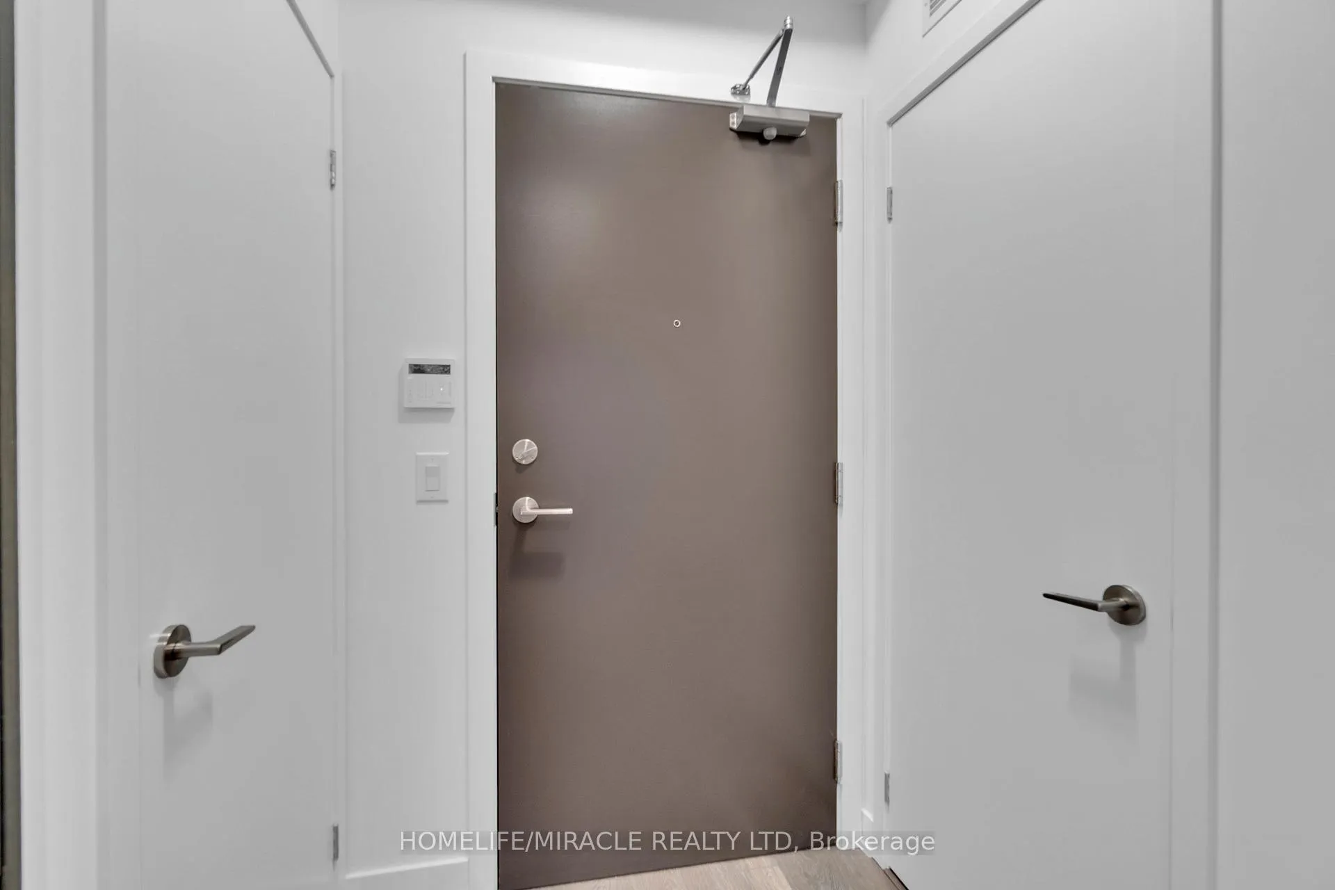 Photo 4 of Unit 801, 60 Honeycrisp Crescent, Vaughan, Vaughan Corporate Centre — HOMEH
