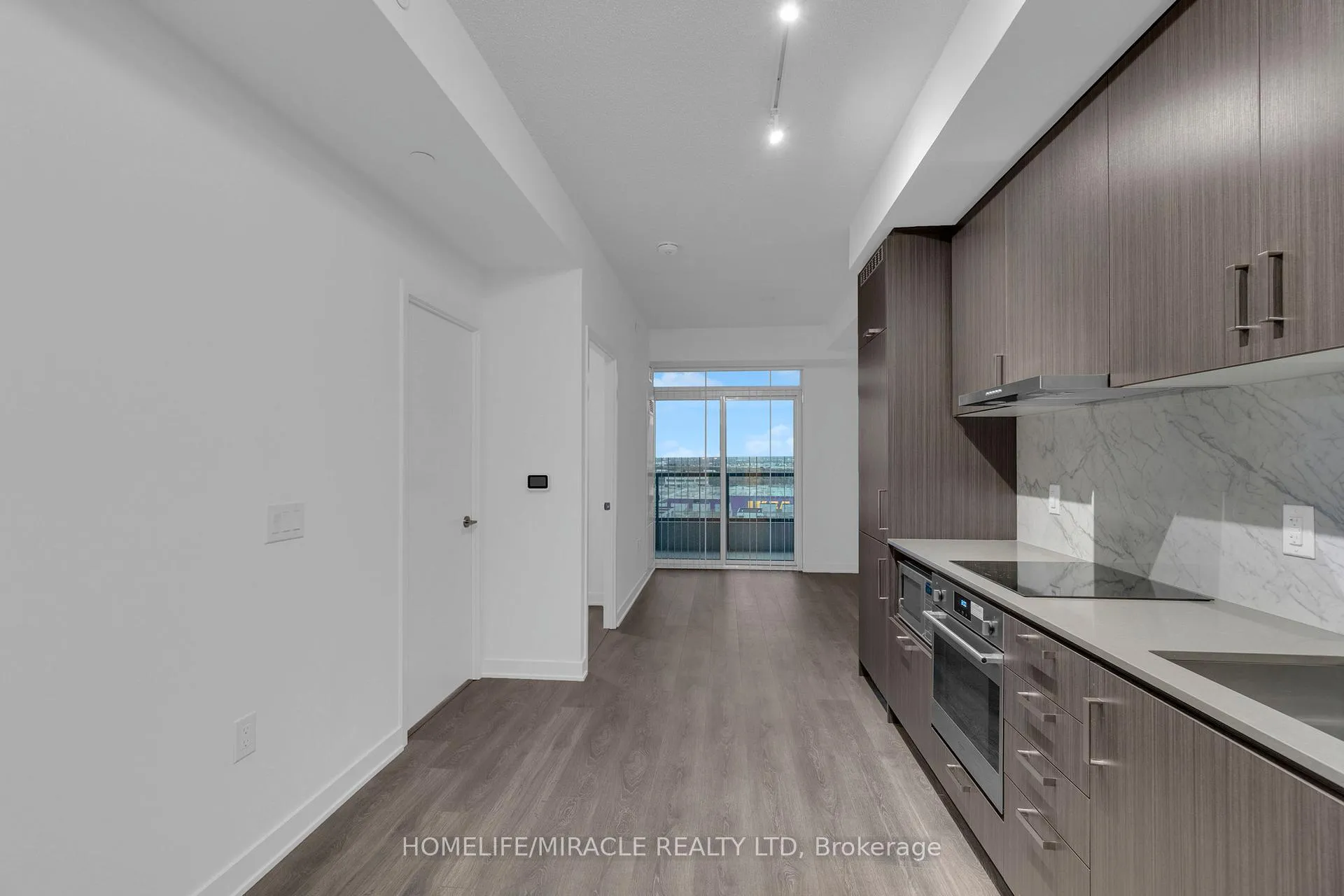 Photo 5 of Unit 801, 60 Honeycrisp Crescent, Vaughan, Vaughan Corporate Centre — HOMEH
