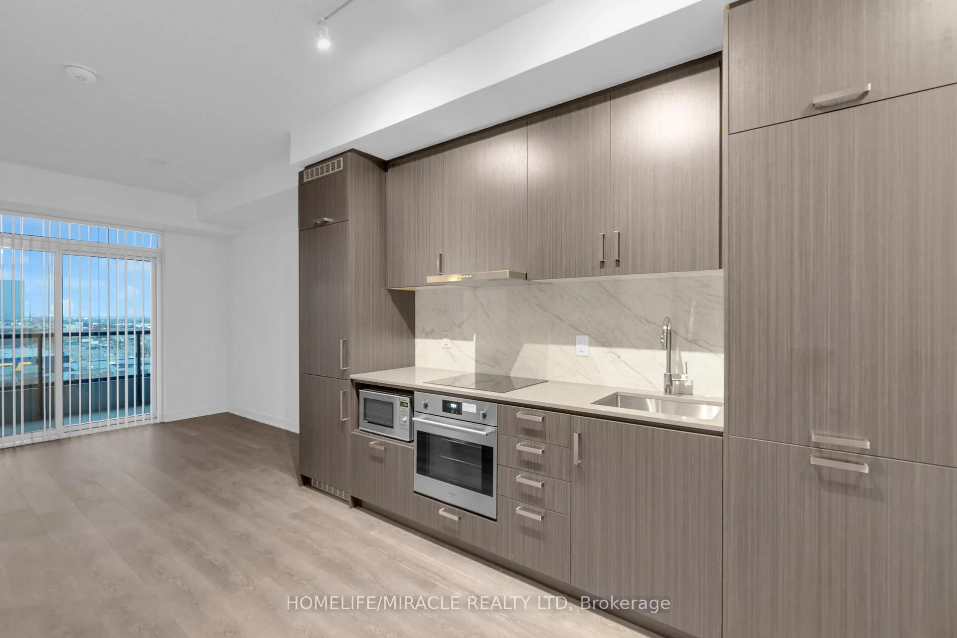 Photo 6 of Unit 801, 60 Honeycrisp Crescent, Vaughan, Vaughan Corporate Centre — HOMEH
