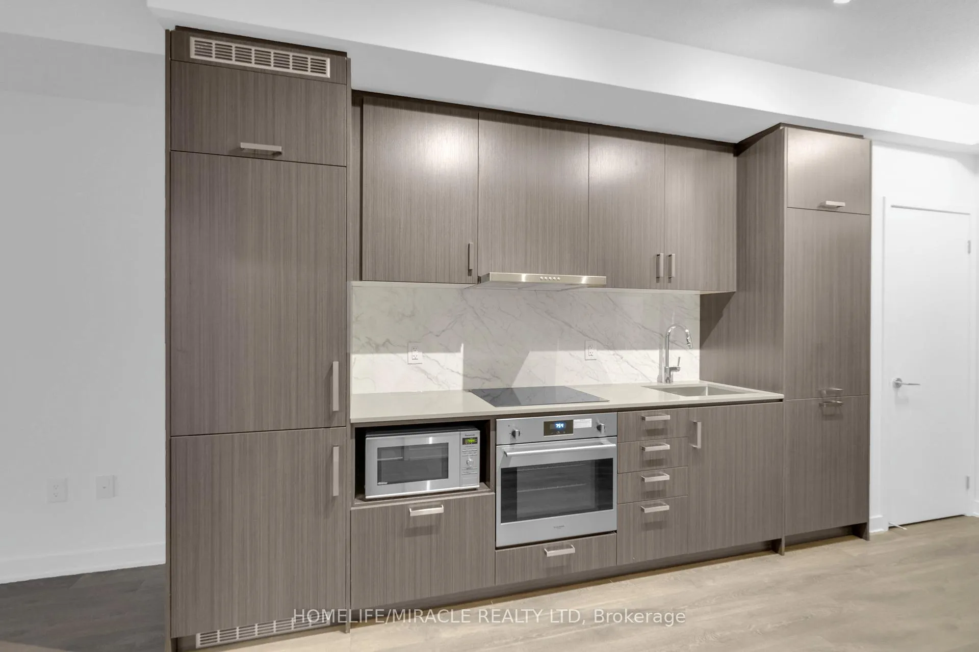 Photo 7 of Unit 801, 60 Honeycrisp Crescent, Vaughan, Vaughan Corporate Centre — HOMEH