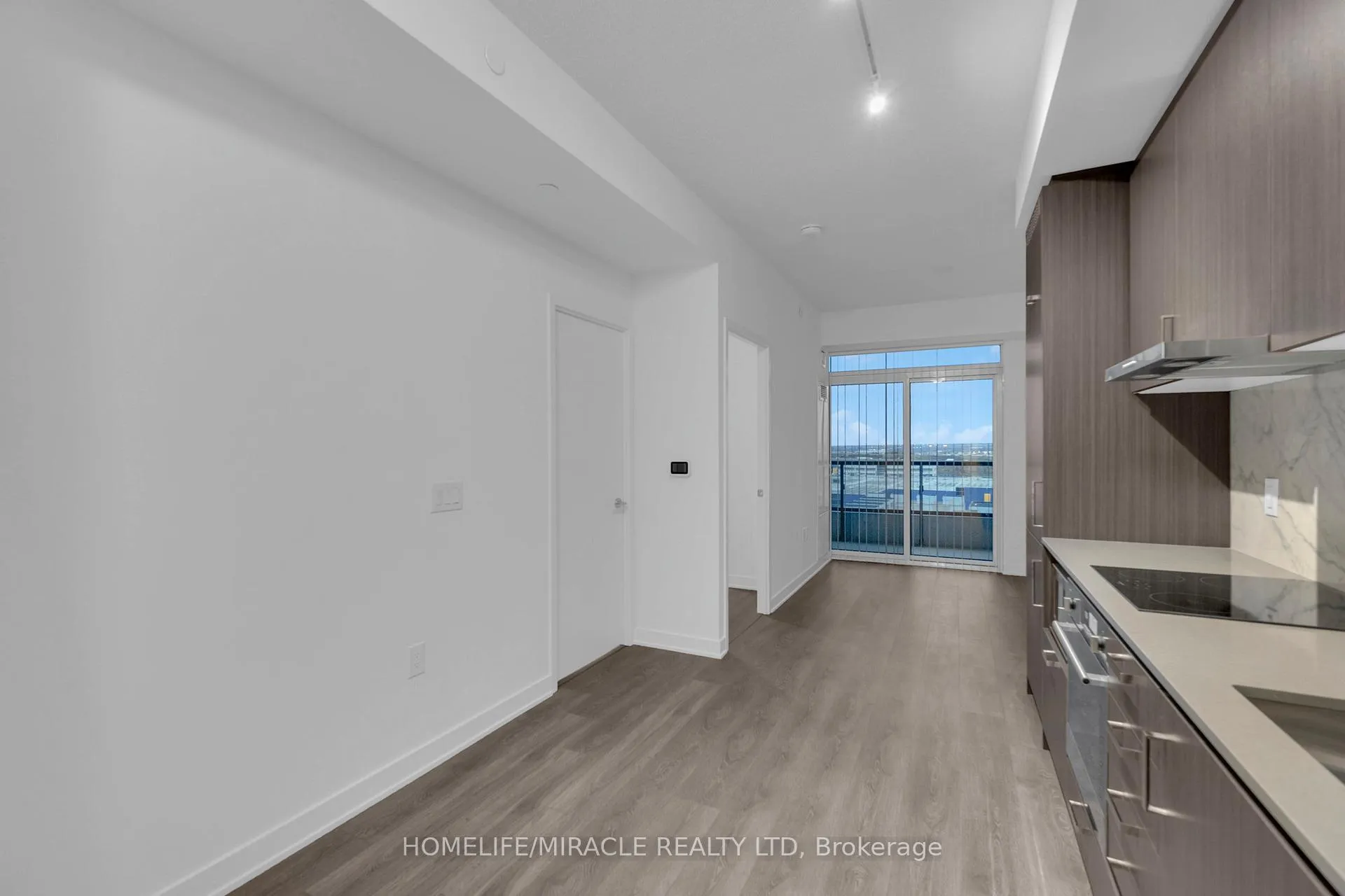 Photo 9 of Unit 801, 60 Honeycrisp Crescent, Vaughan, Vaughan Corporate Centre — HOMEH