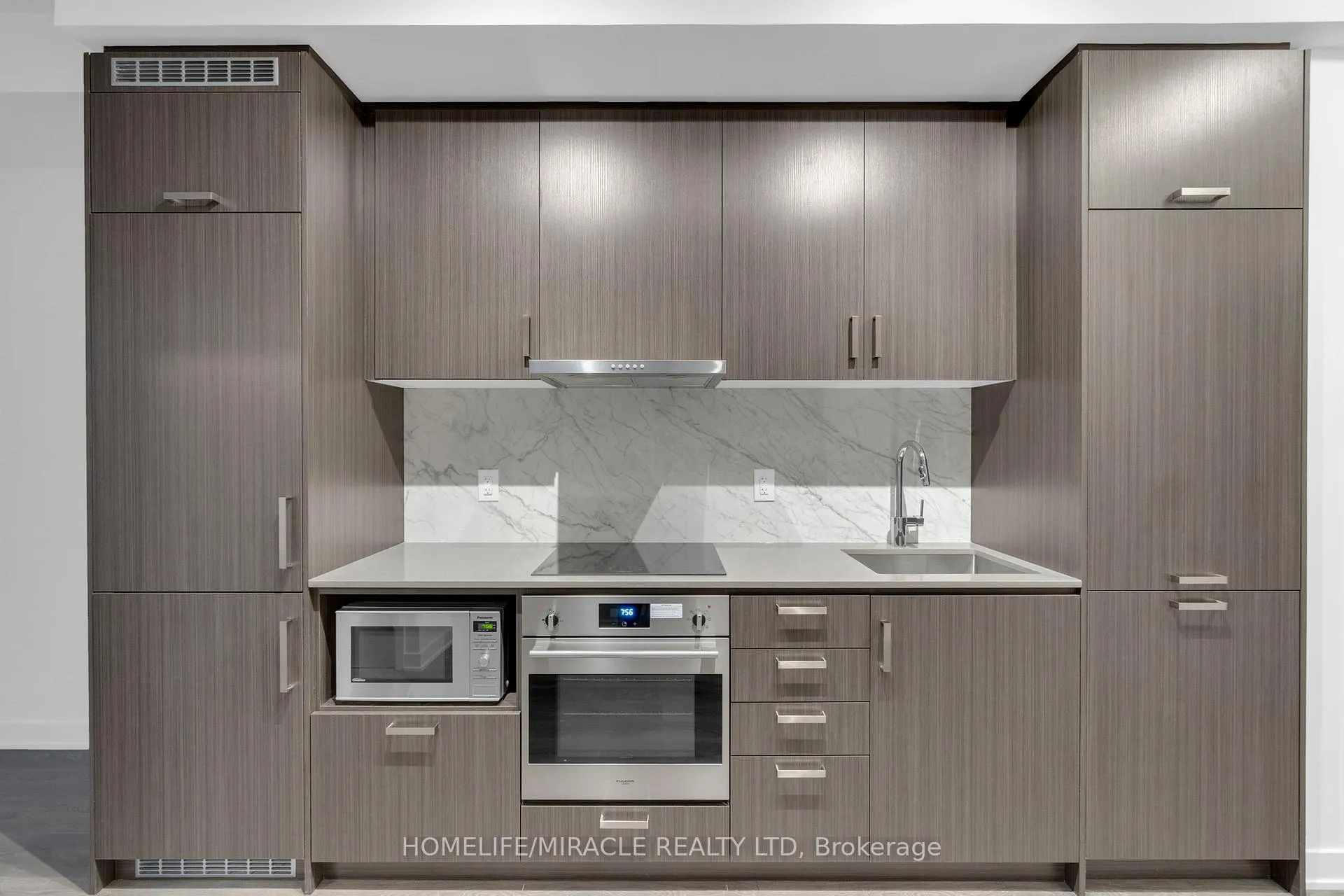 Photo 10 of Unit 801, 60 Honeycrisp Crescent, Vaughan, Vaughan Corporate Centre — HOMEH